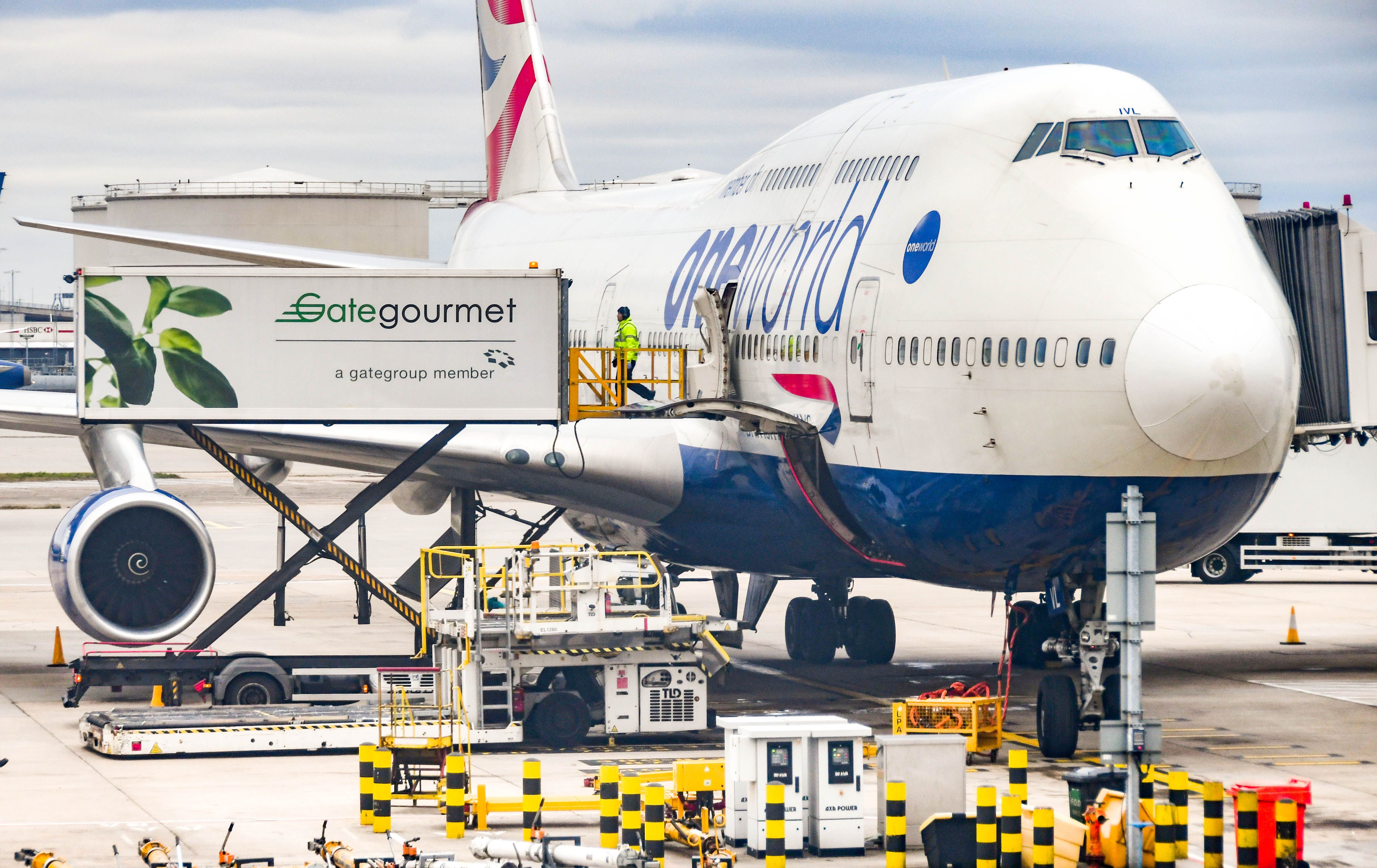 Who Do Pilots Liaise With During Ground Turnarounds?
