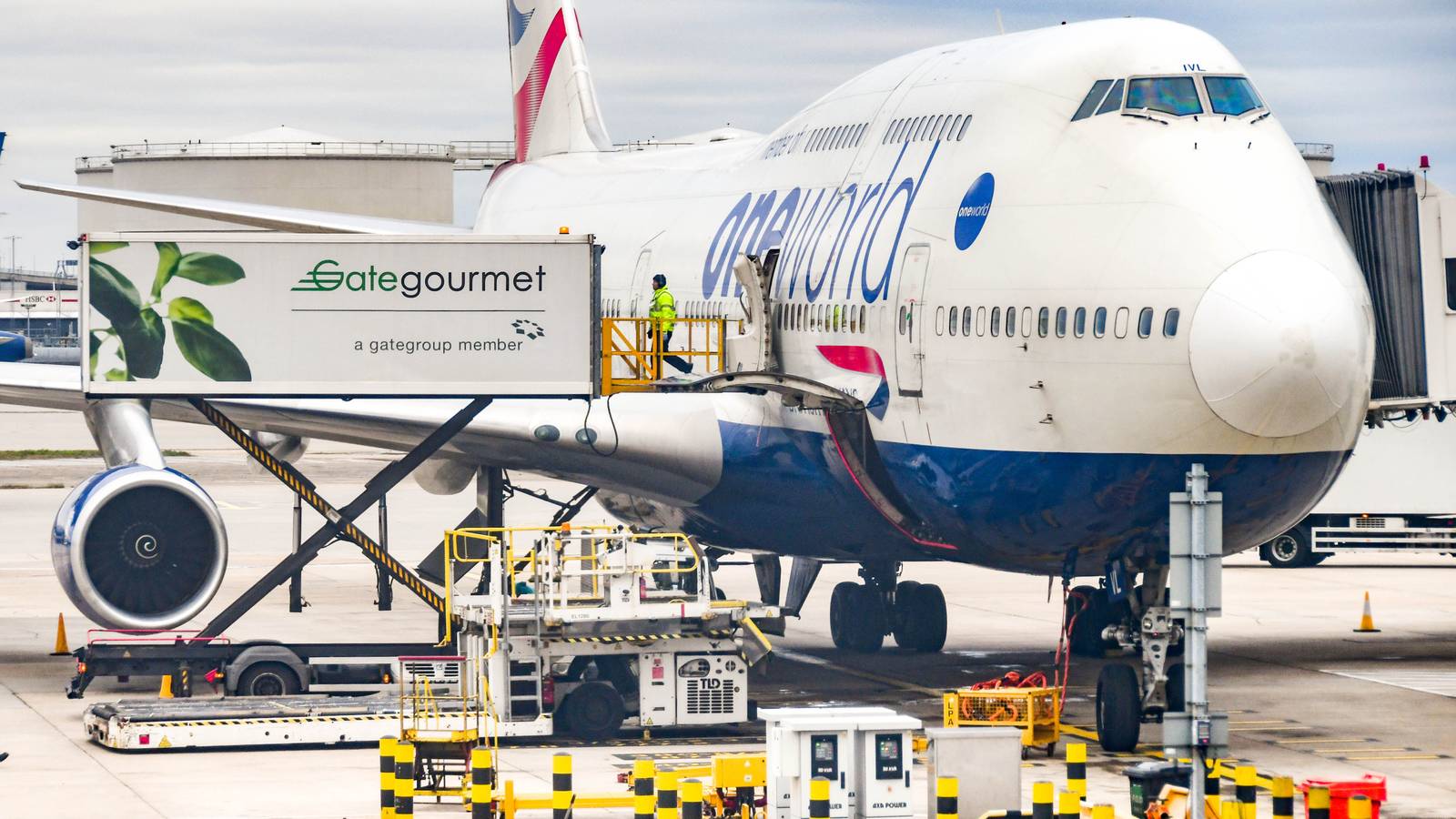 Who Do Pilots Liaise With During Ground Turnarounds?