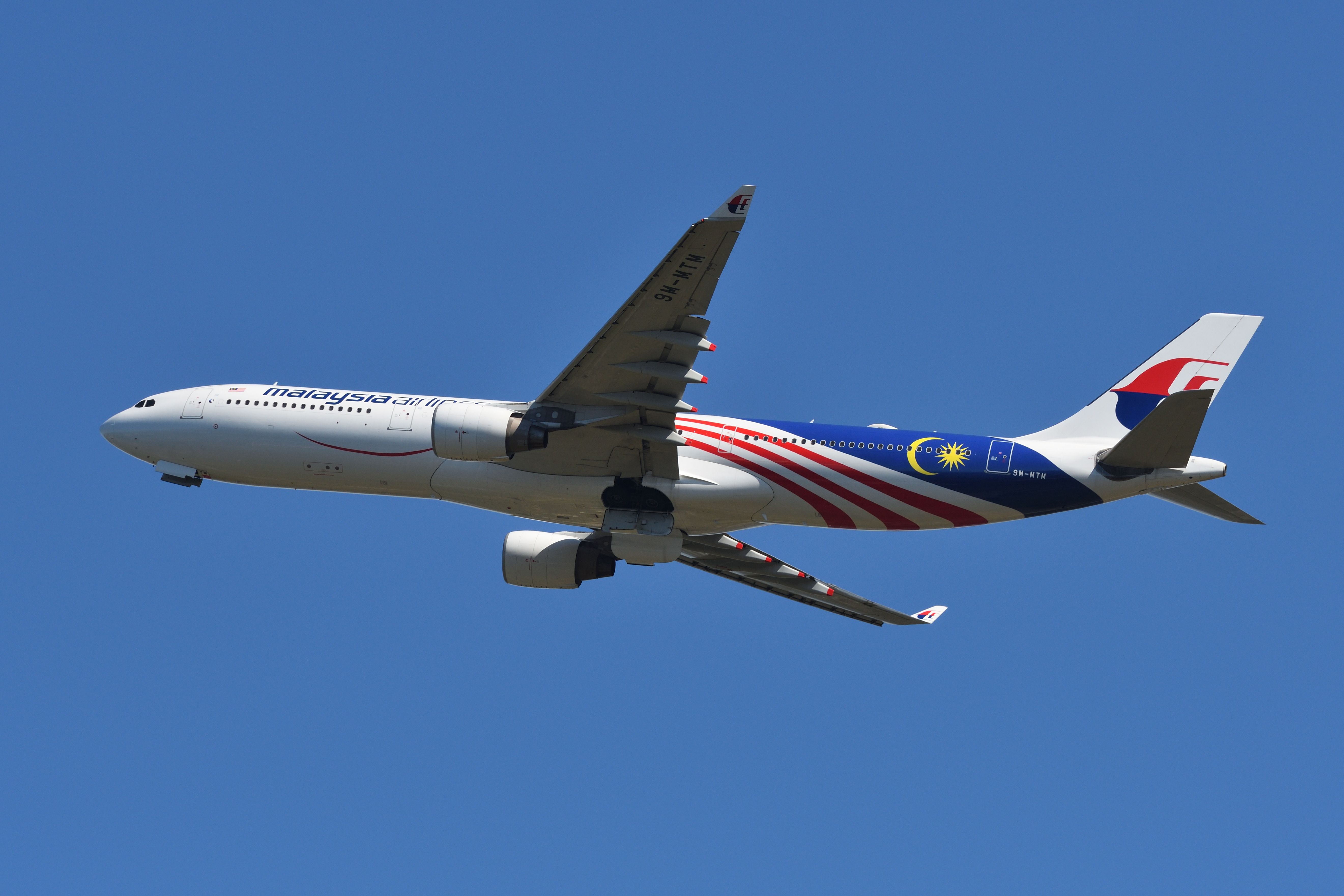 Police Respond At Sydney Airport Following Malaysia Airlines Emergency