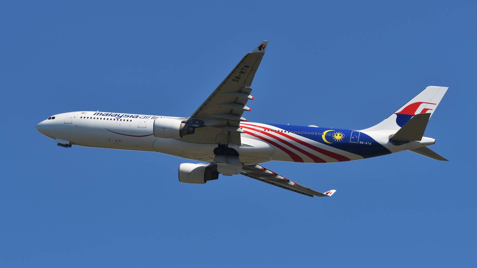 Police Respond At Sydney Airport Following Malaysia Airlines Emergency