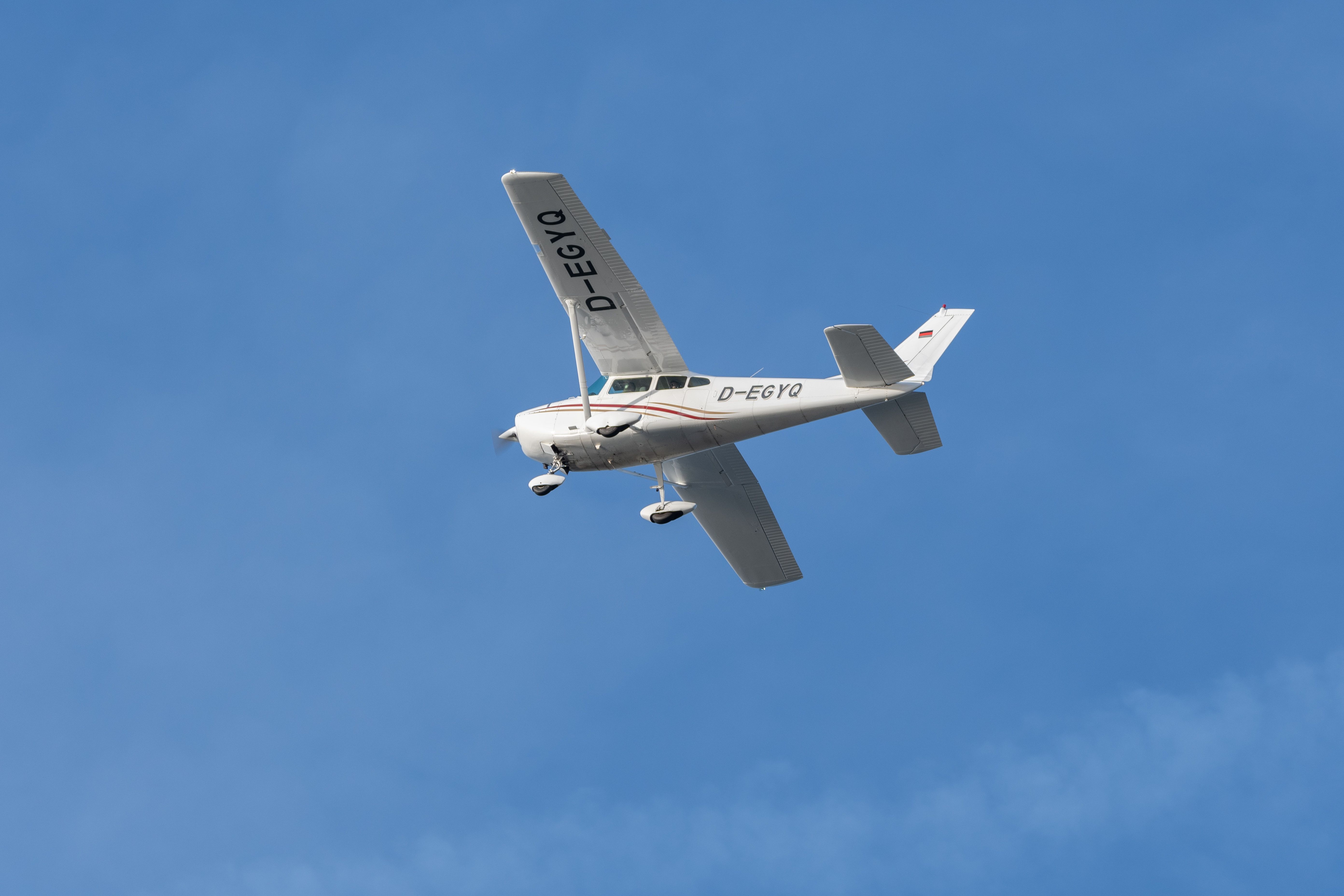 Cessna 182Q Hits Road Vehicle In Buckingham During Landing Attempt