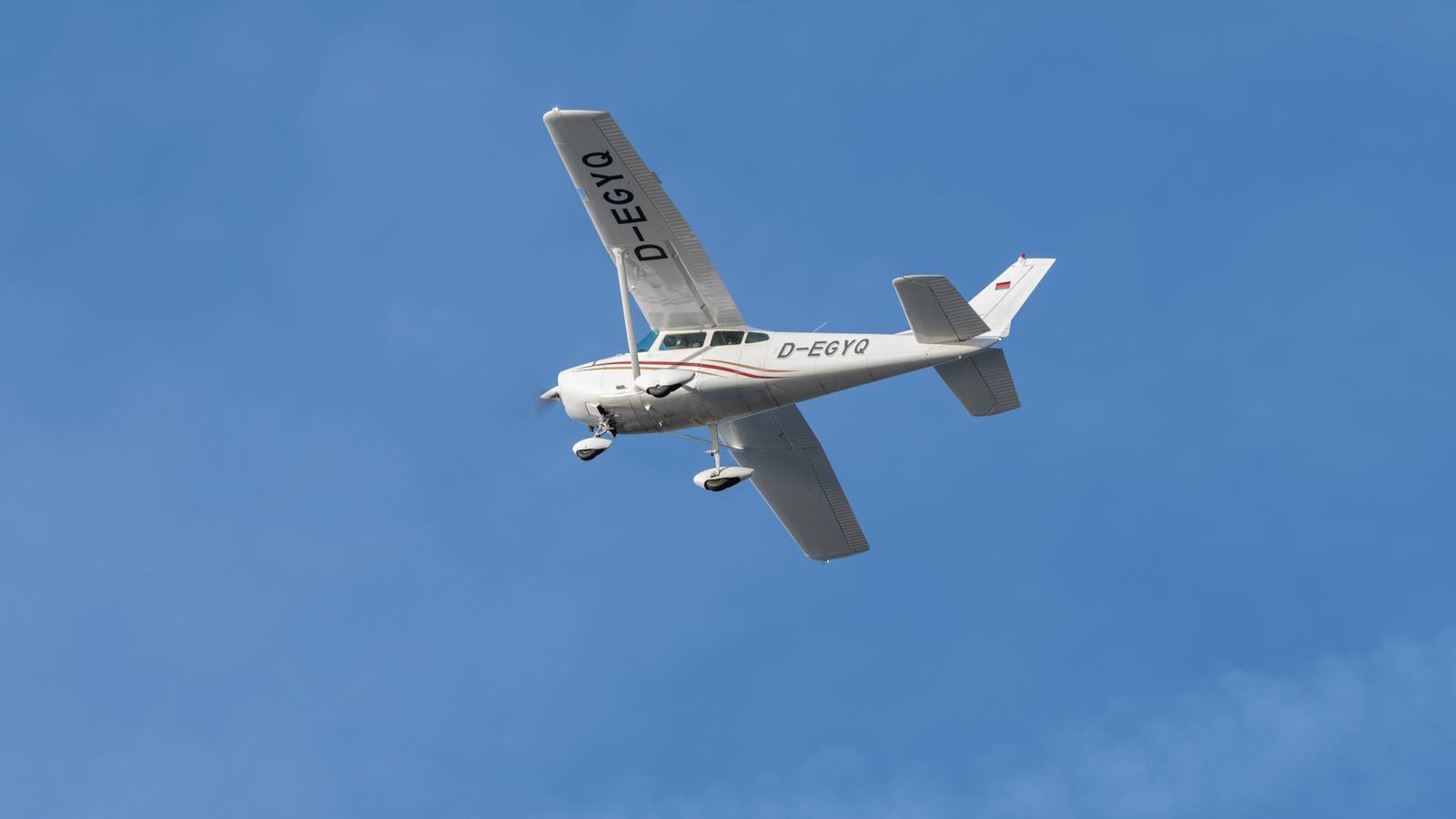 Cessna 182Q Hits Road Vehicle In Buckingham During Landing Attempt