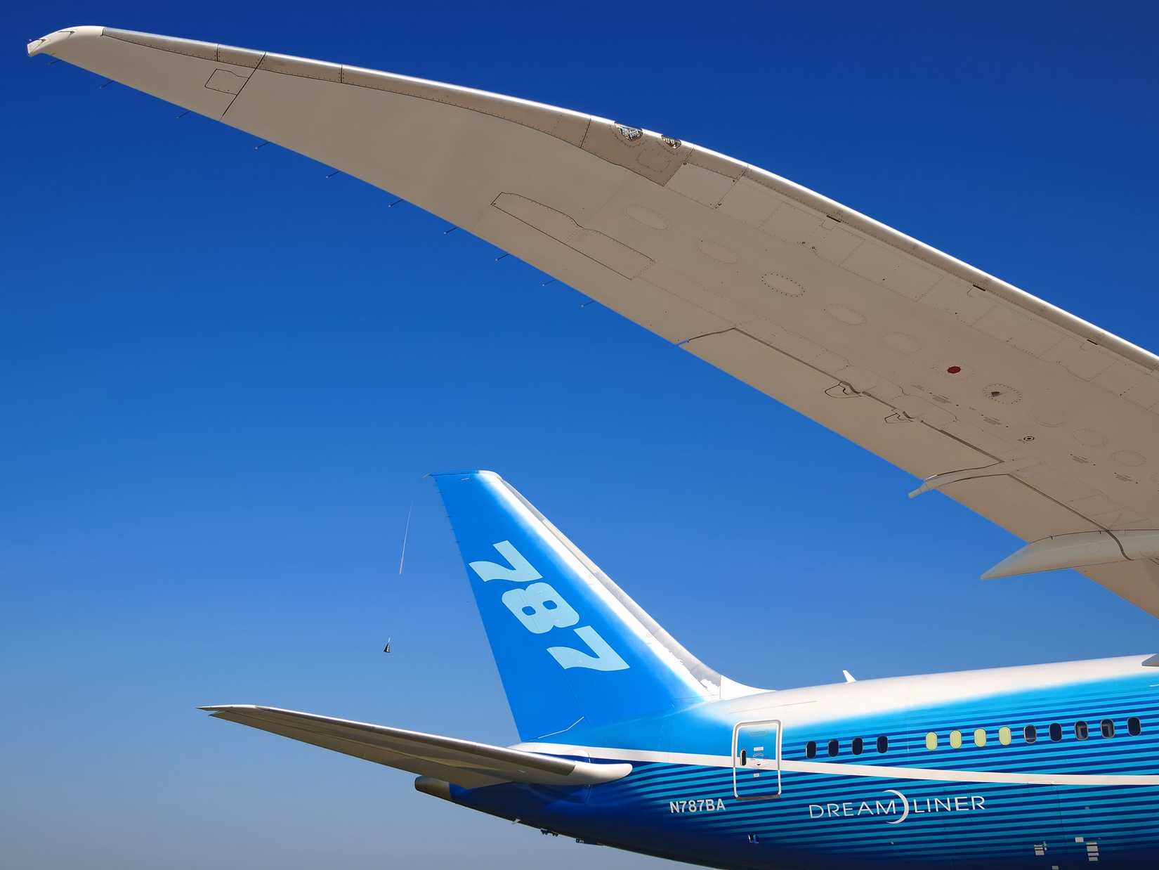 The Story Behind The Boeing 787 Dreamliner's Impressive Wing Flex
