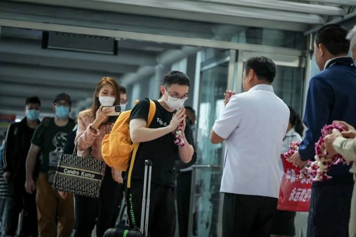 Thailand's Deputy PM Welcomes The Country's First Post-Pandemic Chinese Tourists