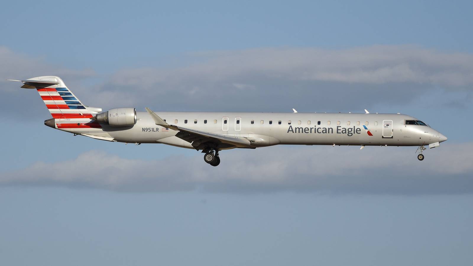 Another Near Miss: Landing Mesa Jet Avoids Departing SkyWest Flight