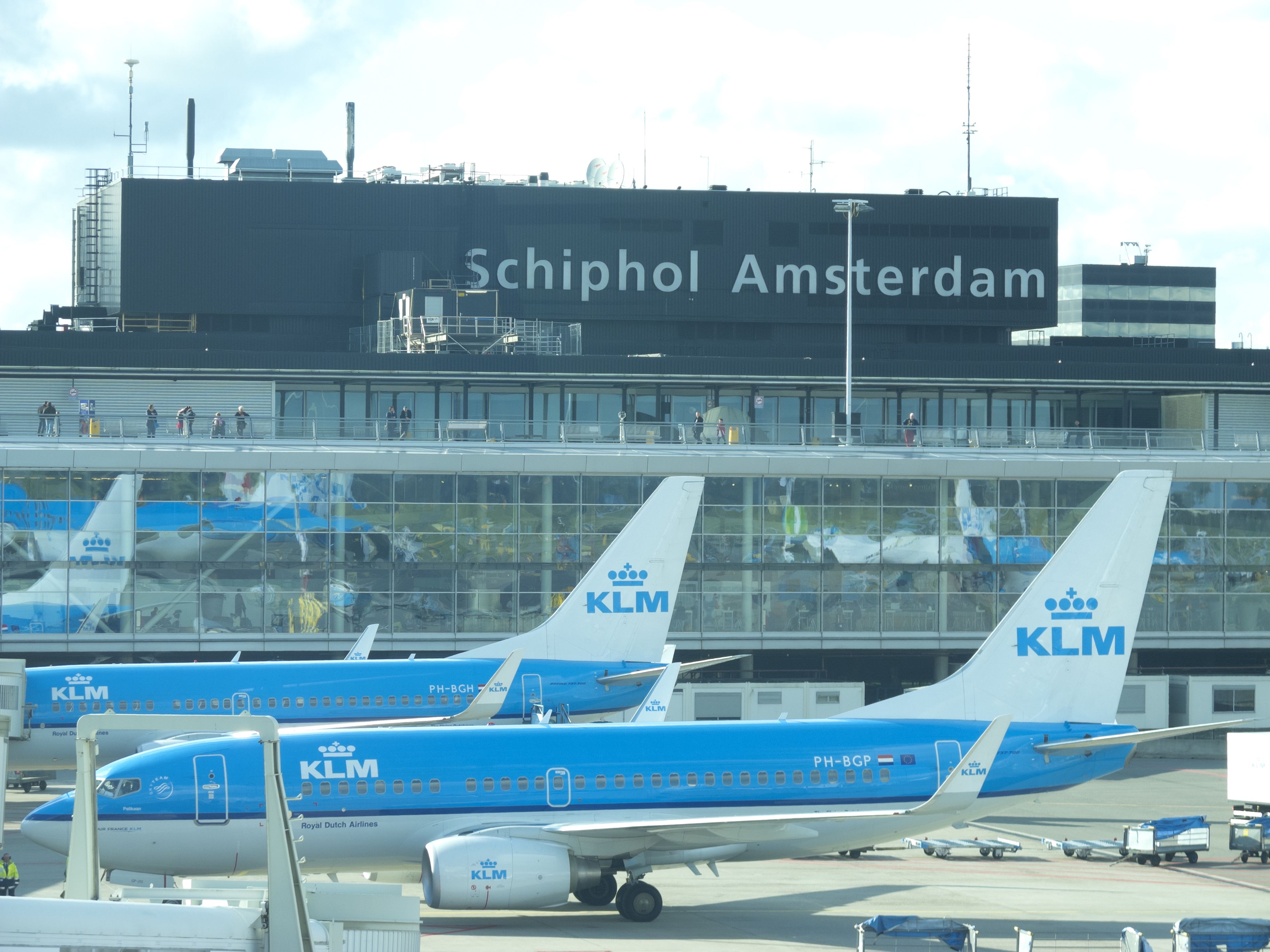 Amsterdam Schiphol Passengers Could Be Charged $3 Suitcase Fee Amid Staff Recruitment Goals