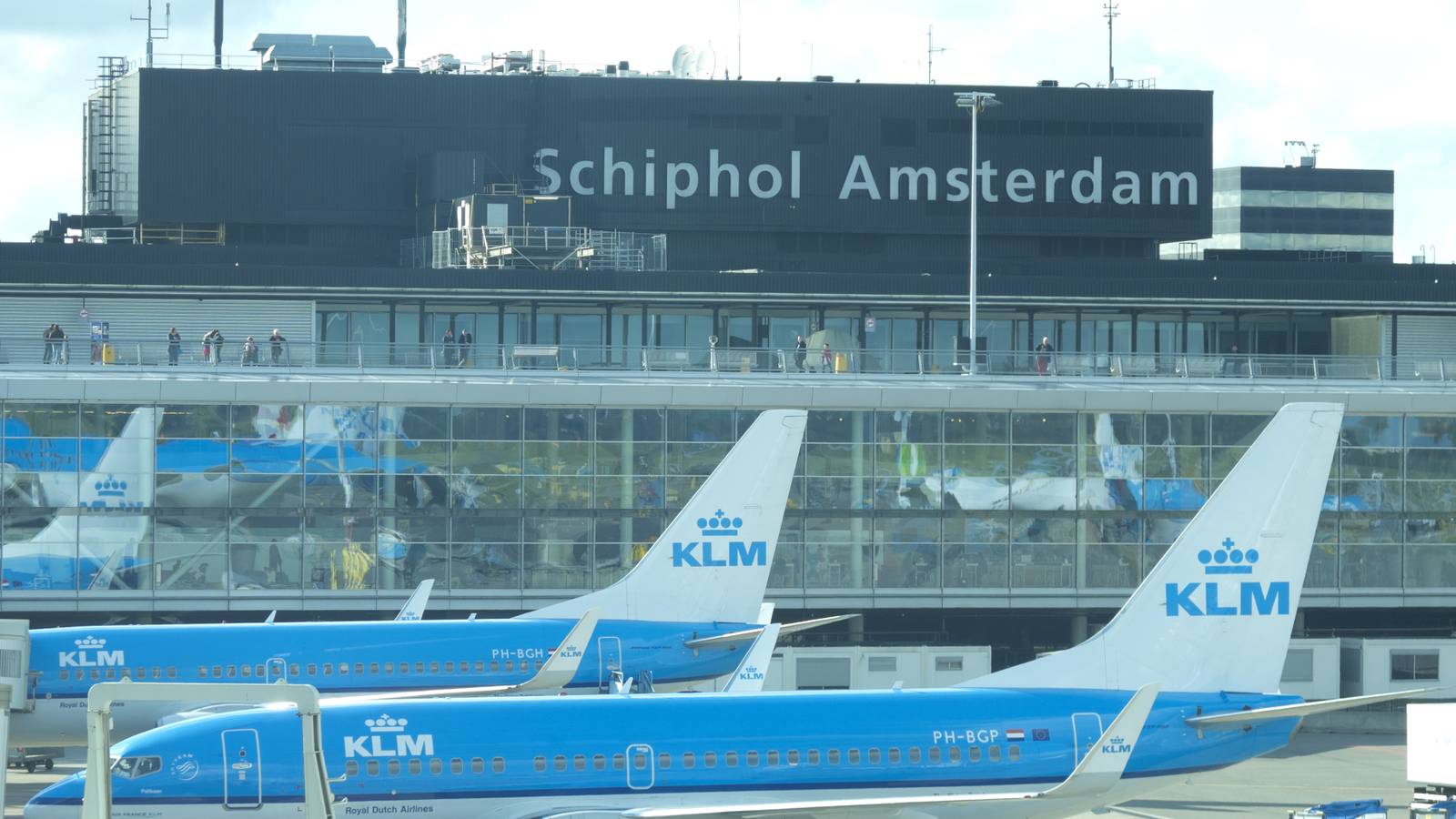 Amsterdam Schiphol Passengers Could Be Charged $3 Suitcase Fee Amid Staff Recruitment Goals