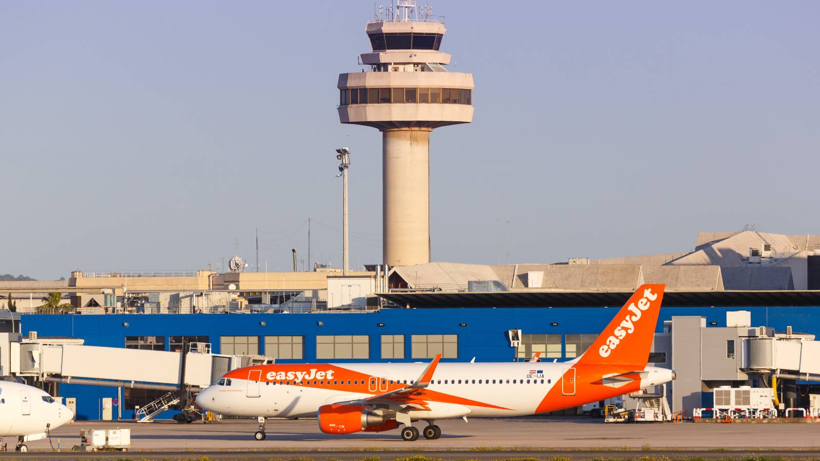 What Are The Differences Between Concourses & Terminals?