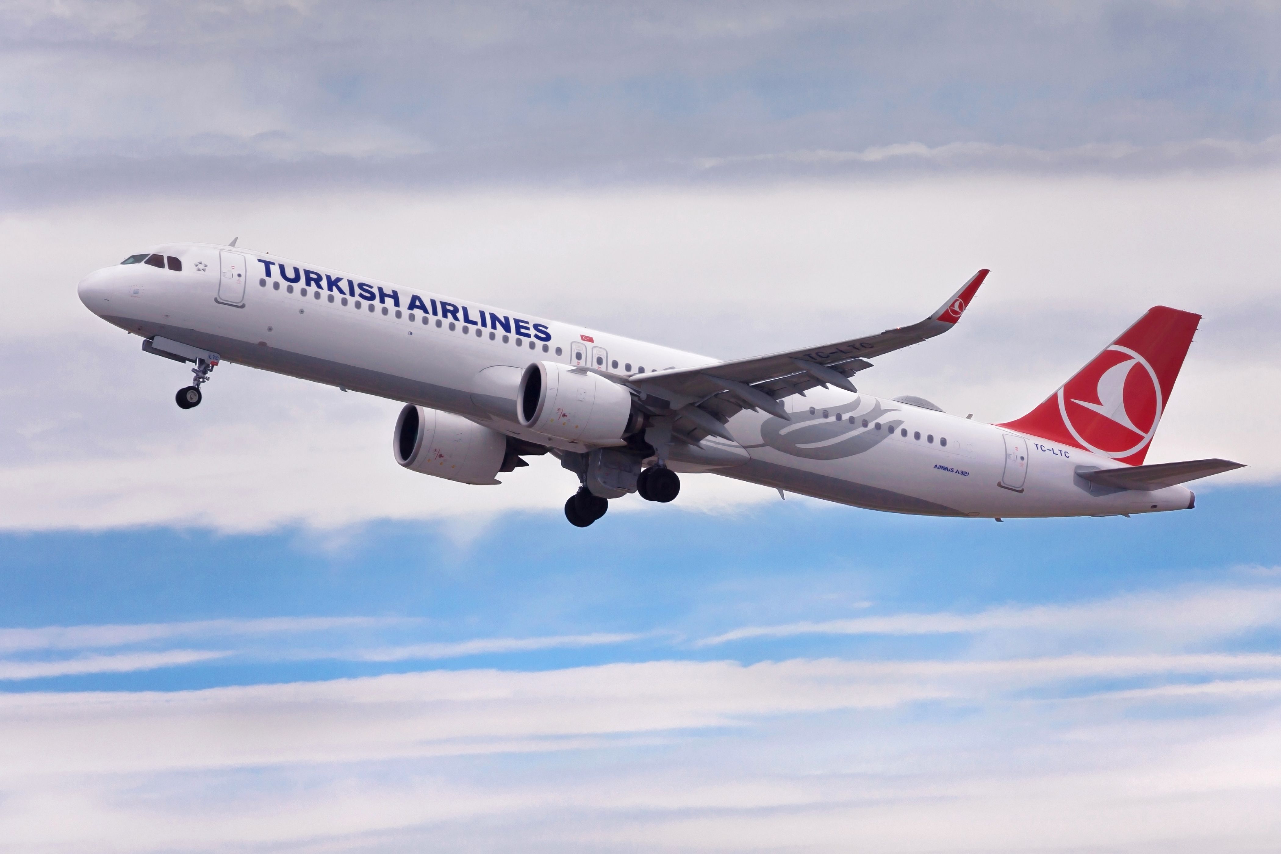 Turkish Airlines Airbus A321neo Returns To Istanbul Following