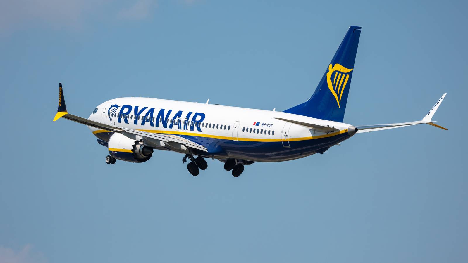 Onboard Experience On Ryanair's Boeing 737-800 & MAX 8-200 Compared