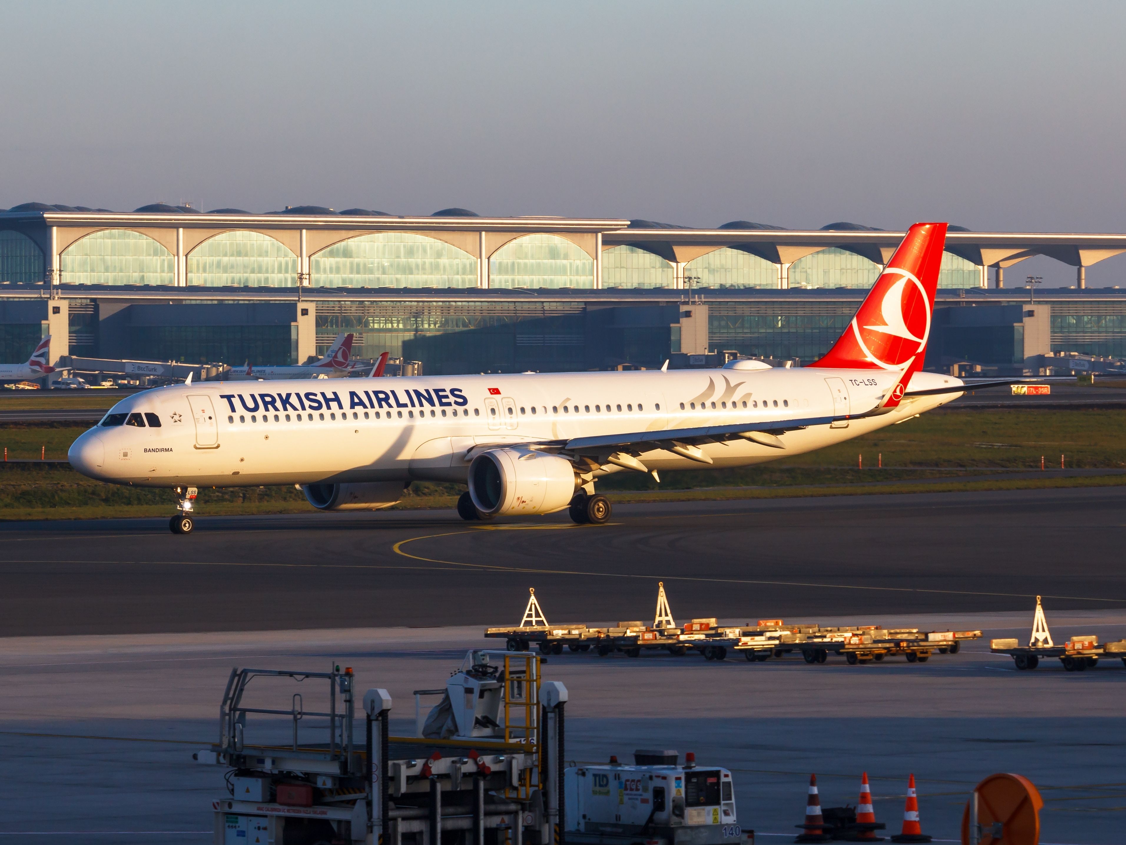 Turkish Airlines Airbus A321neo Returns To Istanbul Following