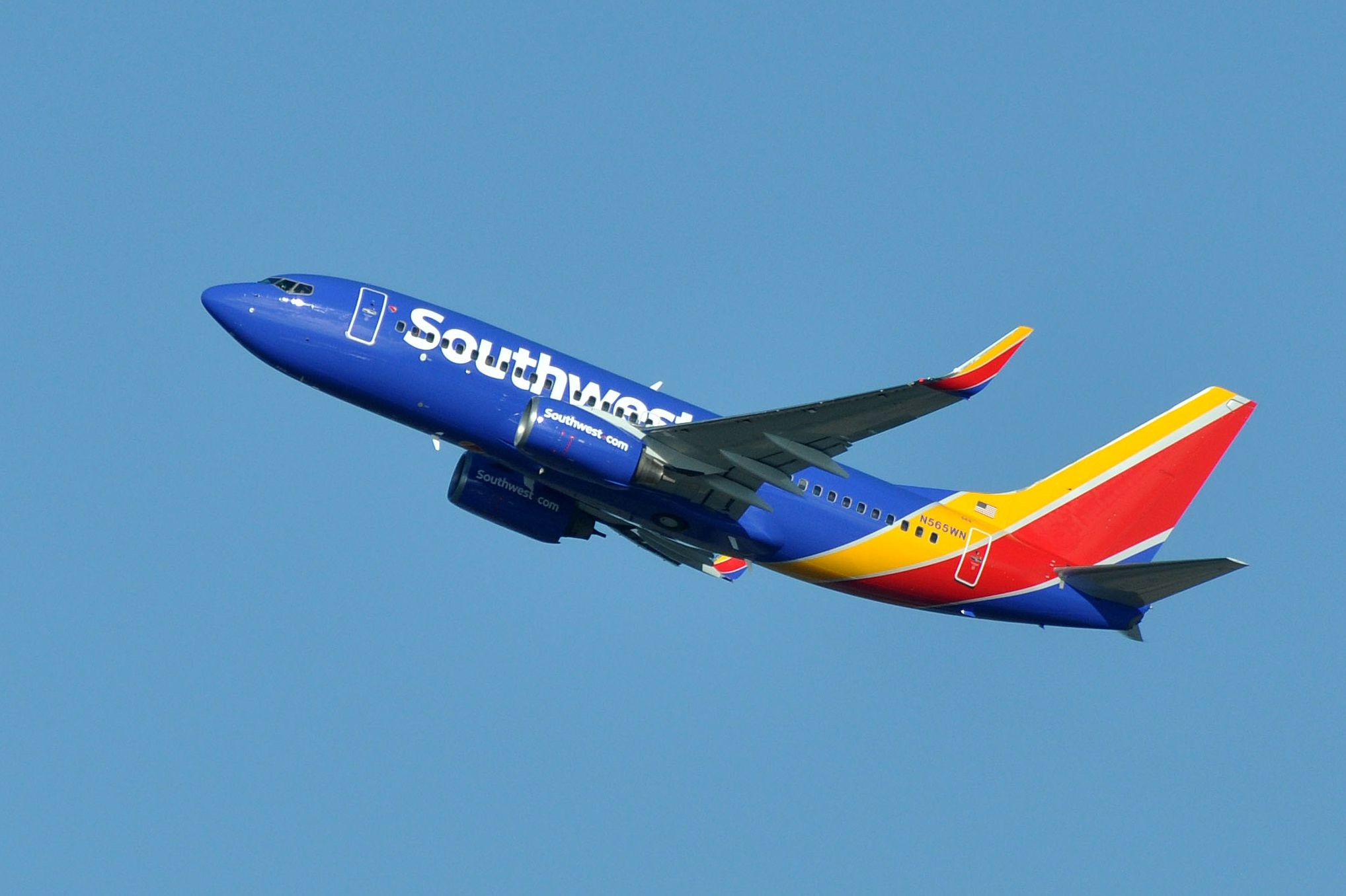 Southwest Boeing 737-700 Returns To Phoenix With Engine Troubles
