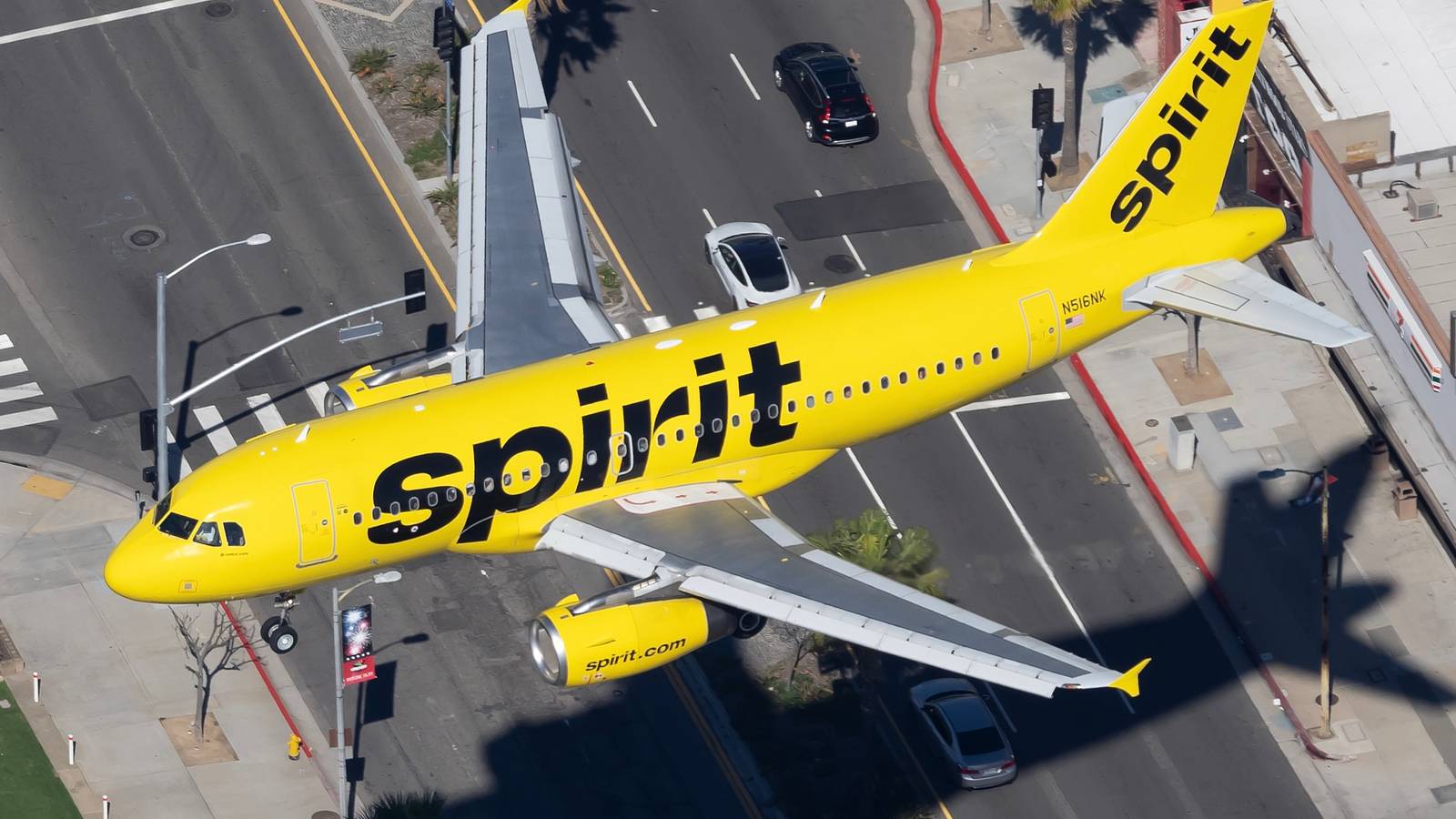 Spirit Airlines Airbus A319 Experiences Cracked Cabin Window