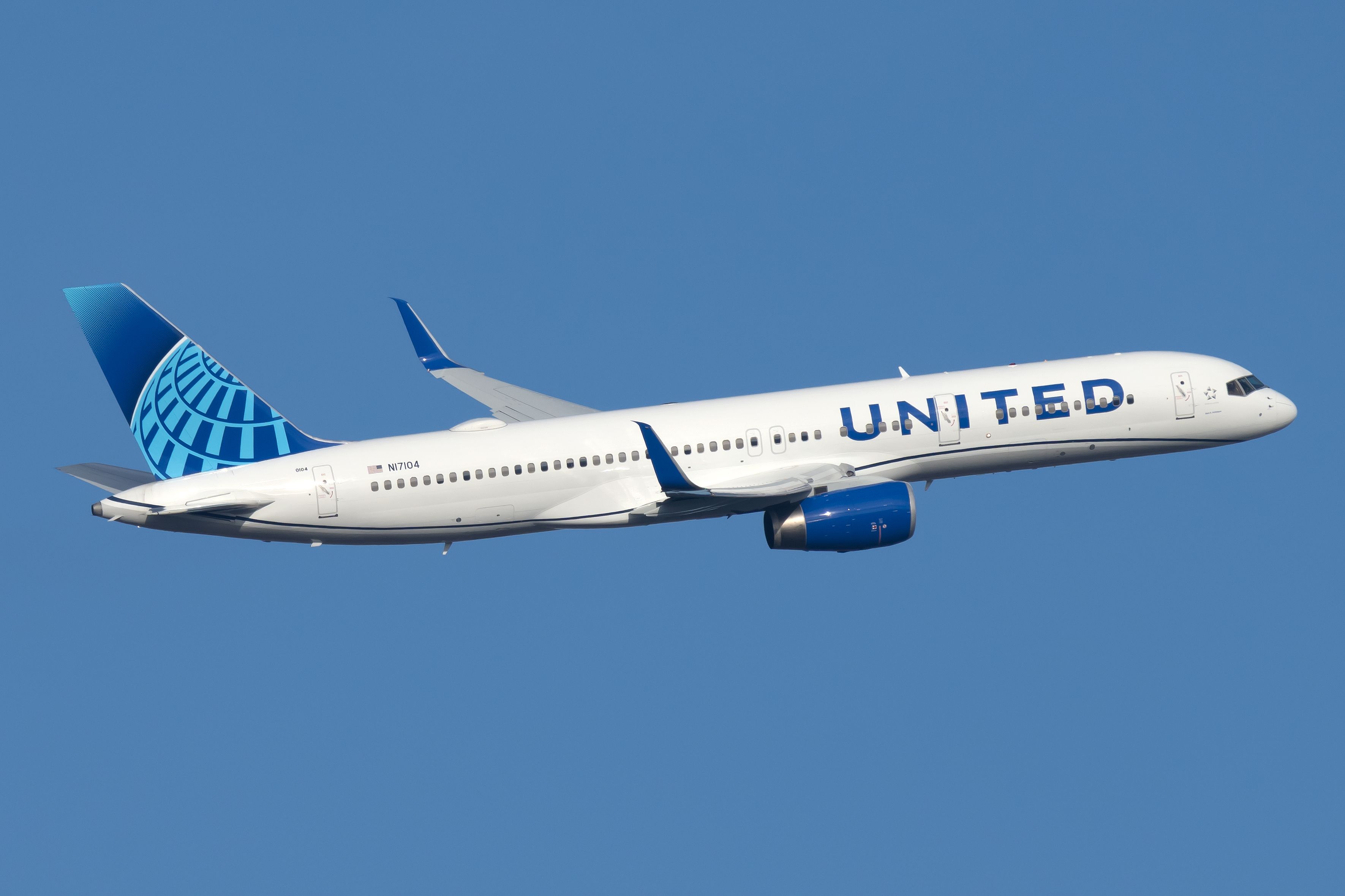 United Airlines Boeing 757-224 N17104 (2)