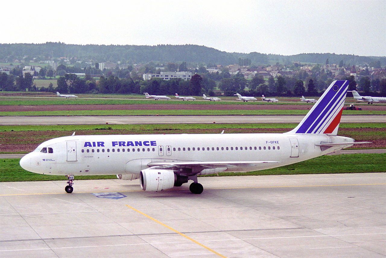 How Does The Original Airbus A320-100 Differ From The More Popular A320-200 Model?