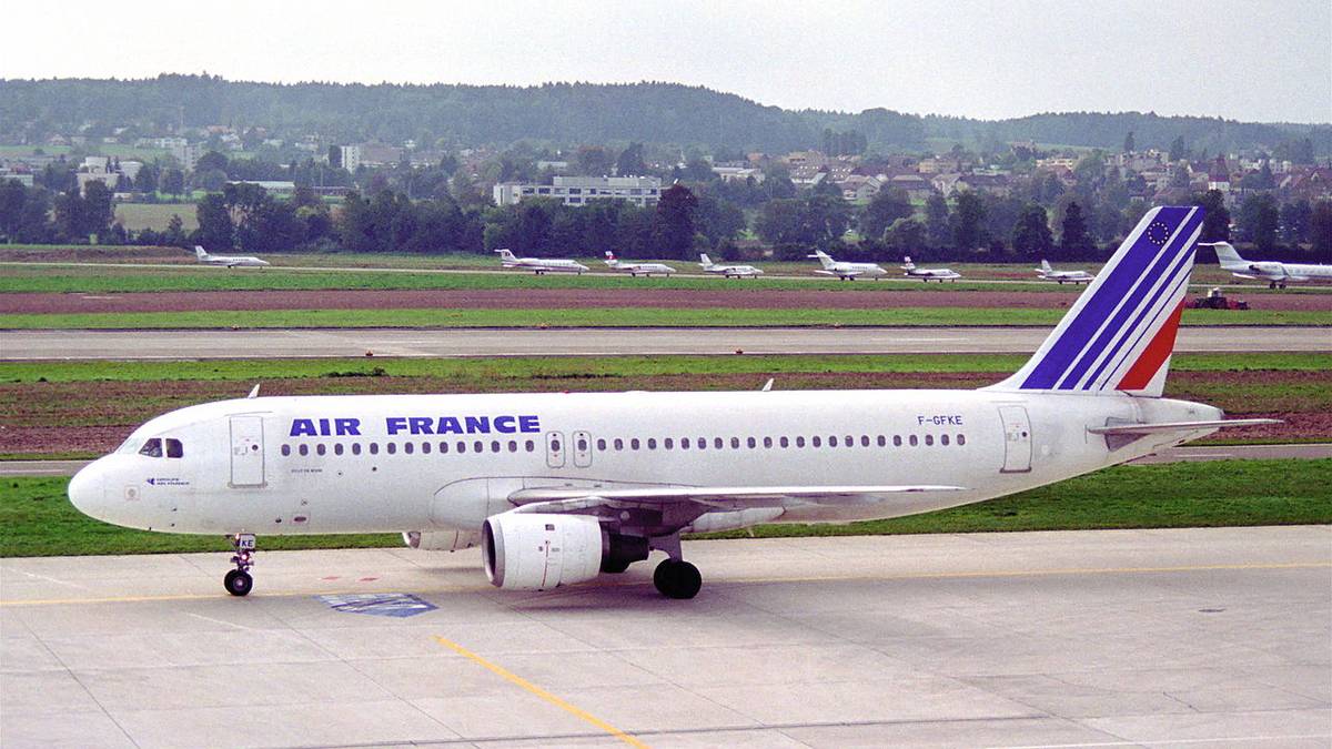 How Does The Original Airbus A320-100 Differ From The More Popular A320-200 Model?