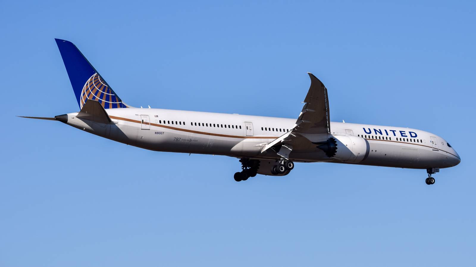 United Airlines Adds Whispering Angel Rosé To Polaris Business Class