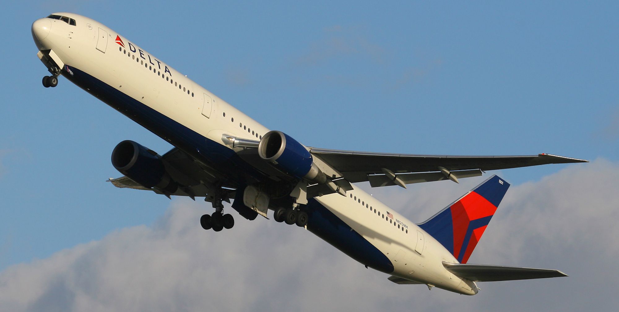 Delta Boeing 767-400 Diverts Experiencing Instrument and Hydraulic Issues