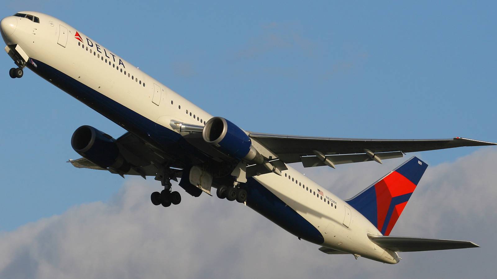Delta Boeing 767-400 Diverts Experiencing Instrument and Hydraulic Issues