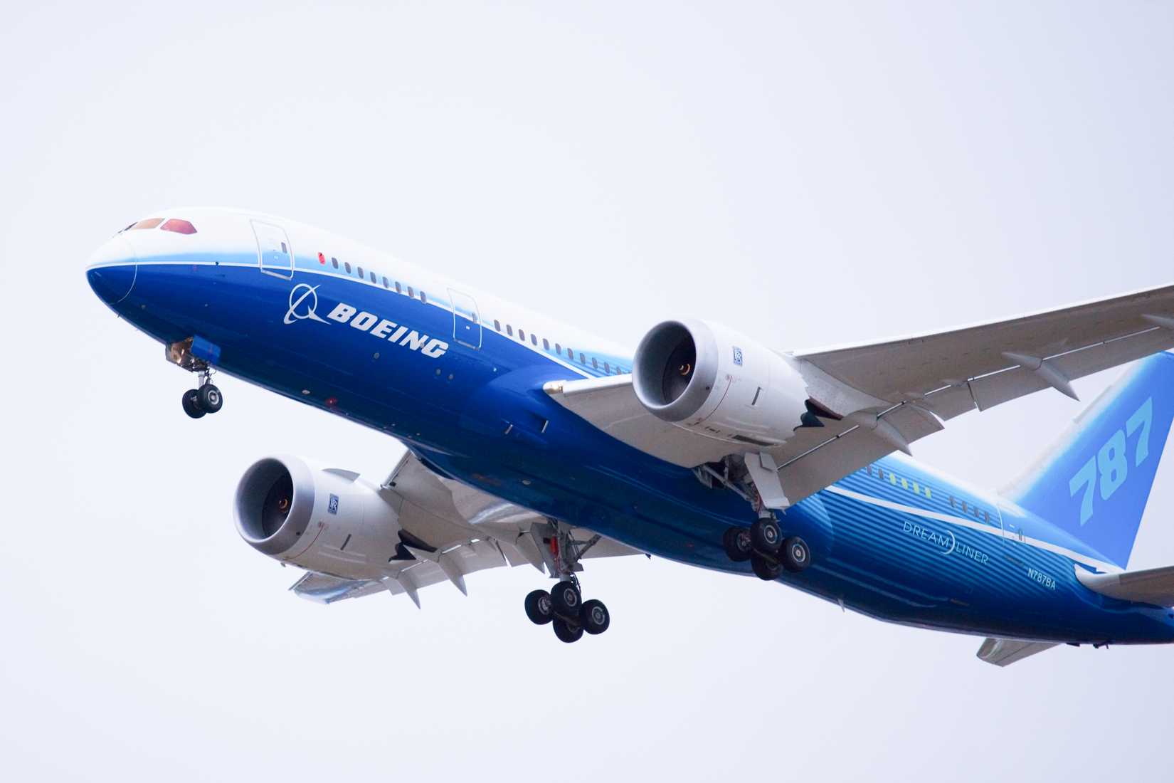 Boeing 787 Dreamliner takes off for the first flight December 15, 2009 in Everett, WA 