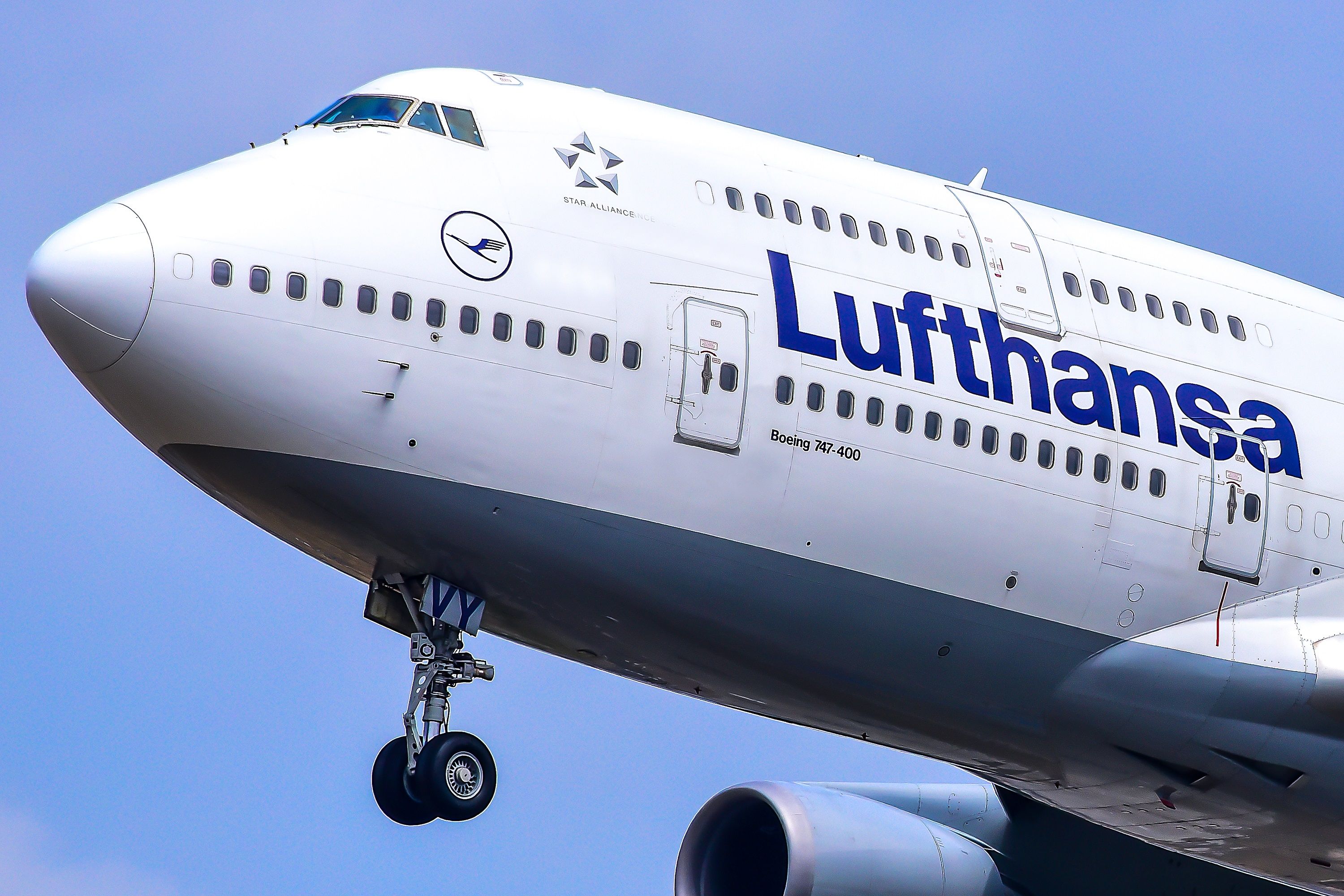 lufthansa-747-400-landing.jpg?