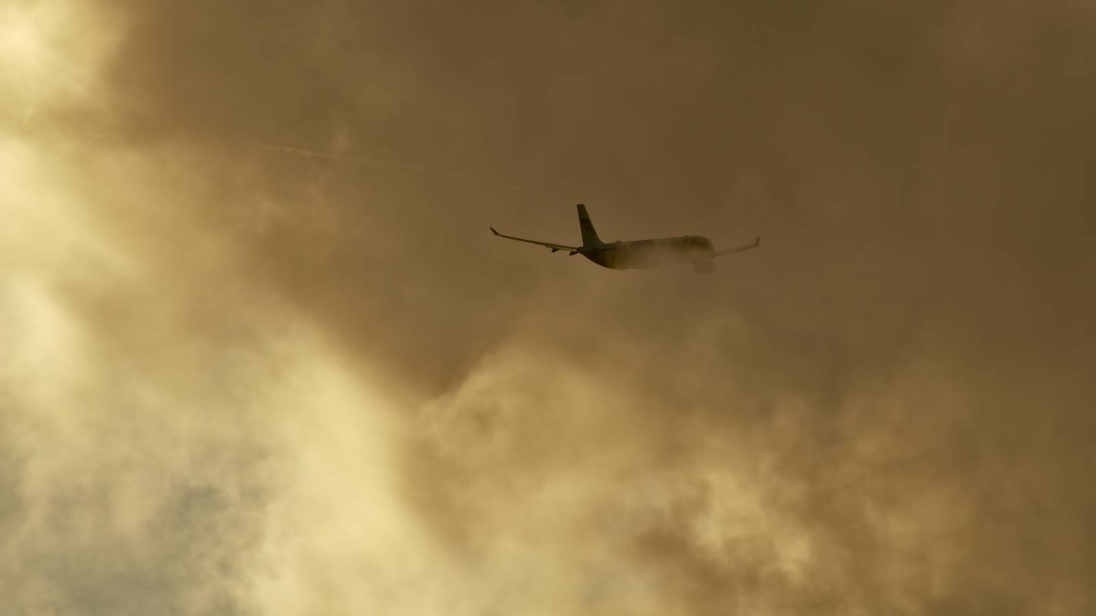 Meteorologists In The Skies? What Pilots Have To Learn & Know About Weather