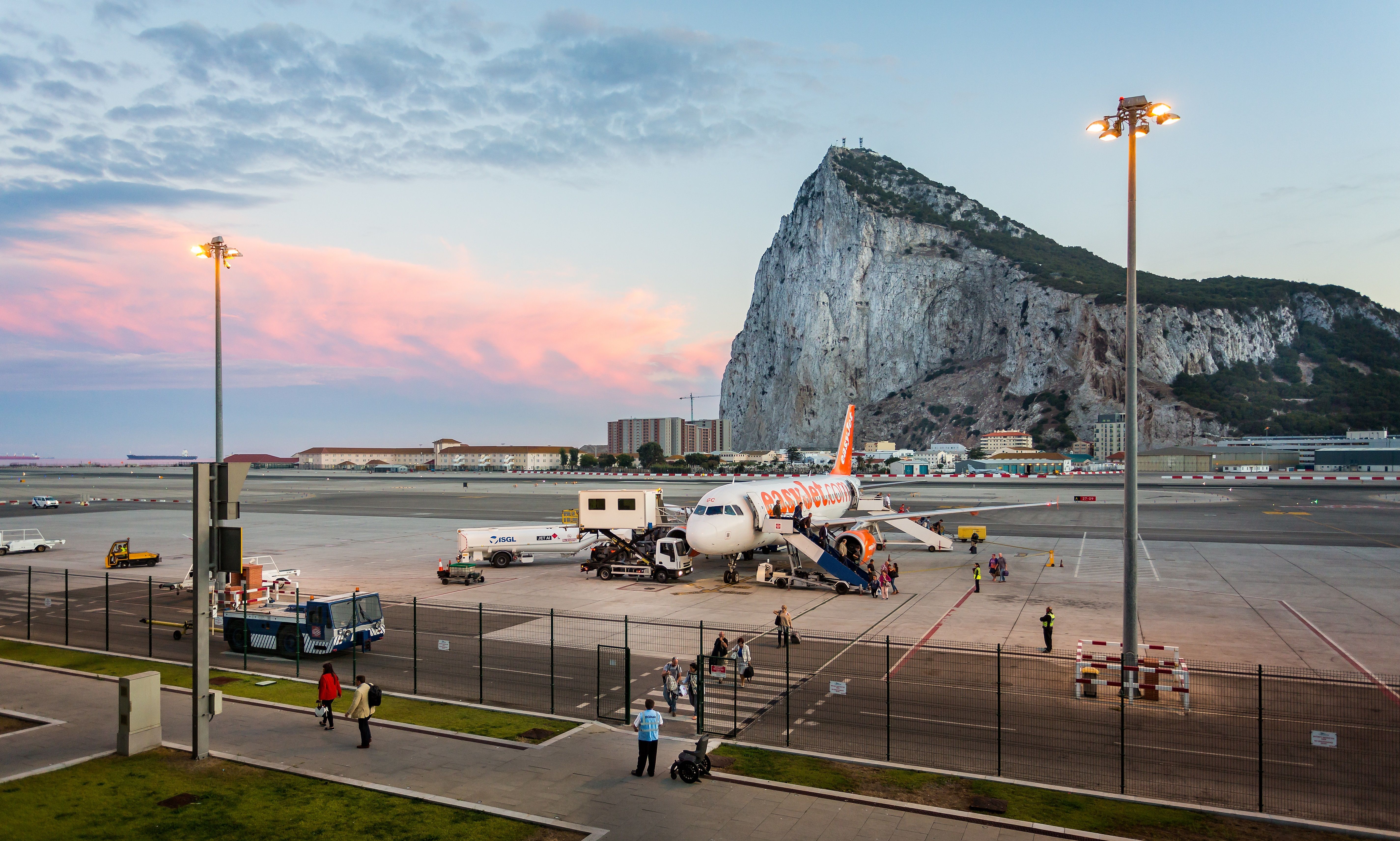 Which Airlines Fly To Gibraltar Airport?