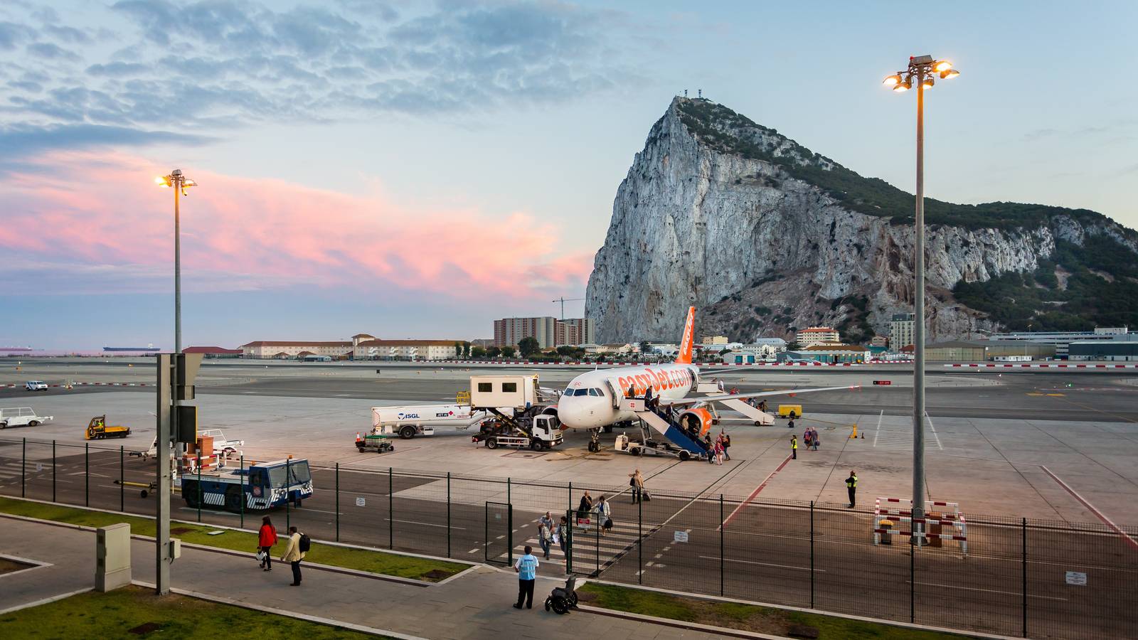 Which Airlines Fly To Gibraltar Airport?