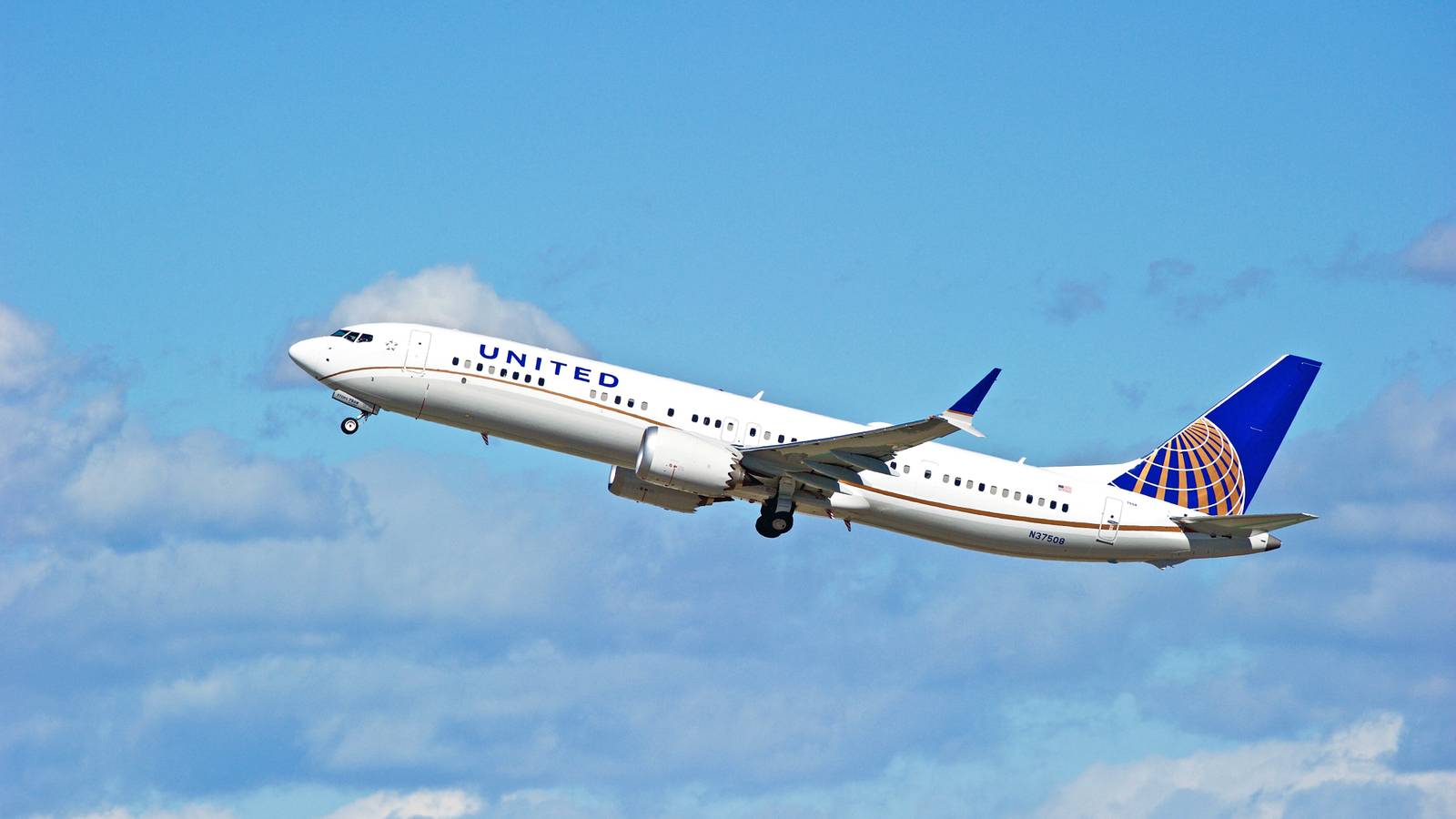Two United Airlines Boeing 737s Involved In Incident In Boston