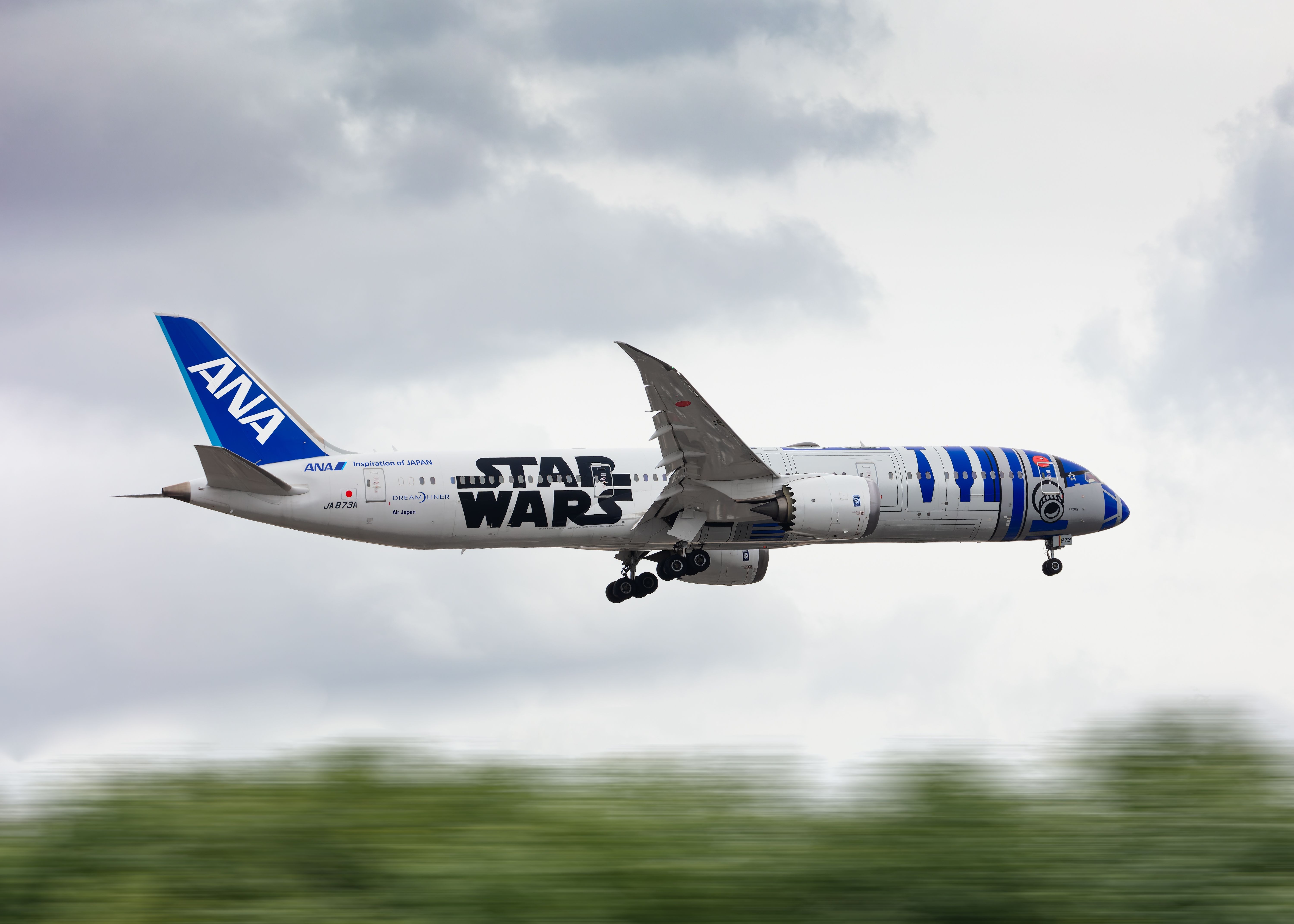 ANA x STARWARS｜R2-D2｜全日空商事｜ BOEING787-9 Livery of the Week: ANA's R2-D2 Dreamliner | AirlineGeeks.com