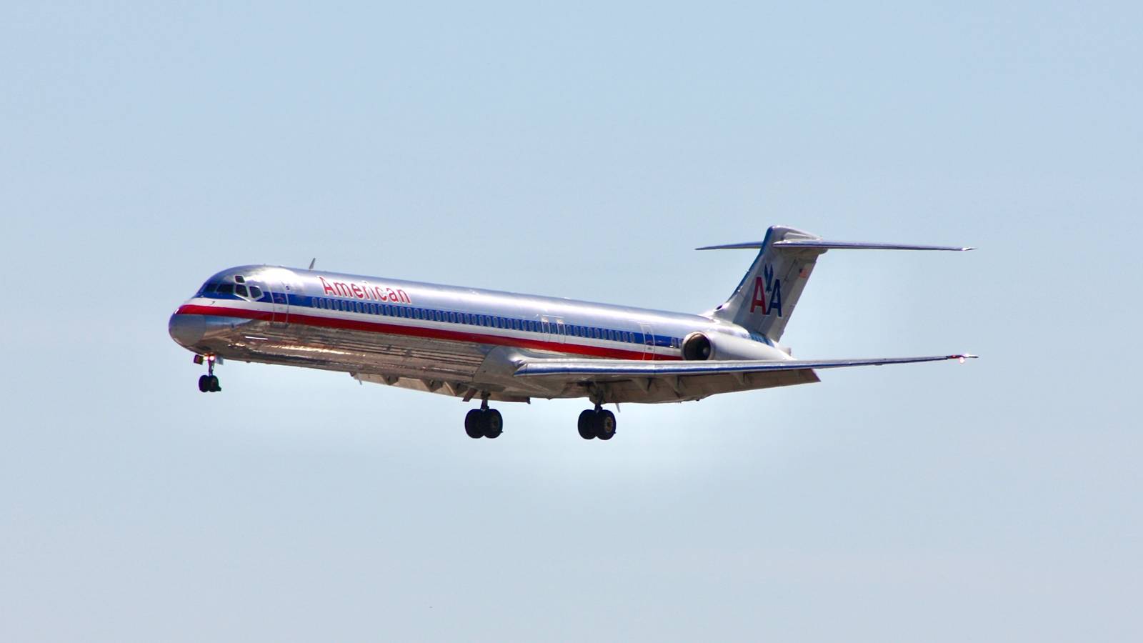 American Airlines Gives An MD-80 Engine To Chicago Students