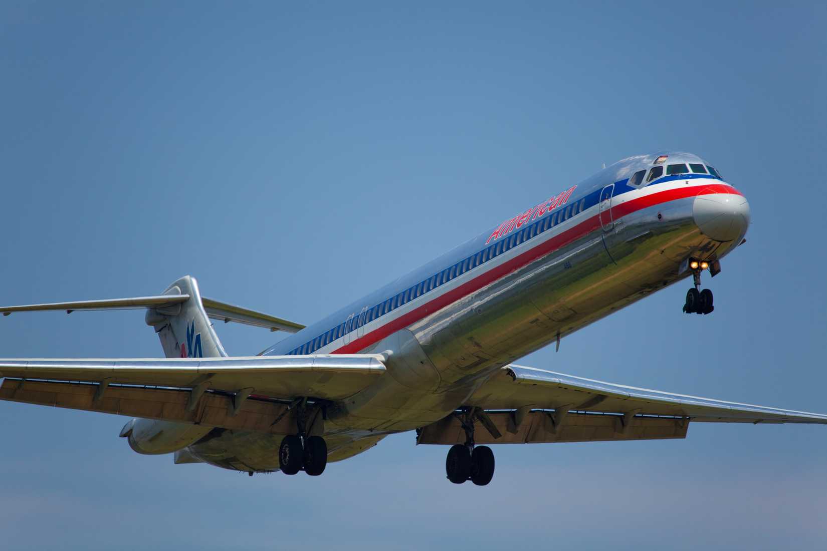 MD-80 American Airlines approaching DCA in Washington DC, USA, on May 12, 2010