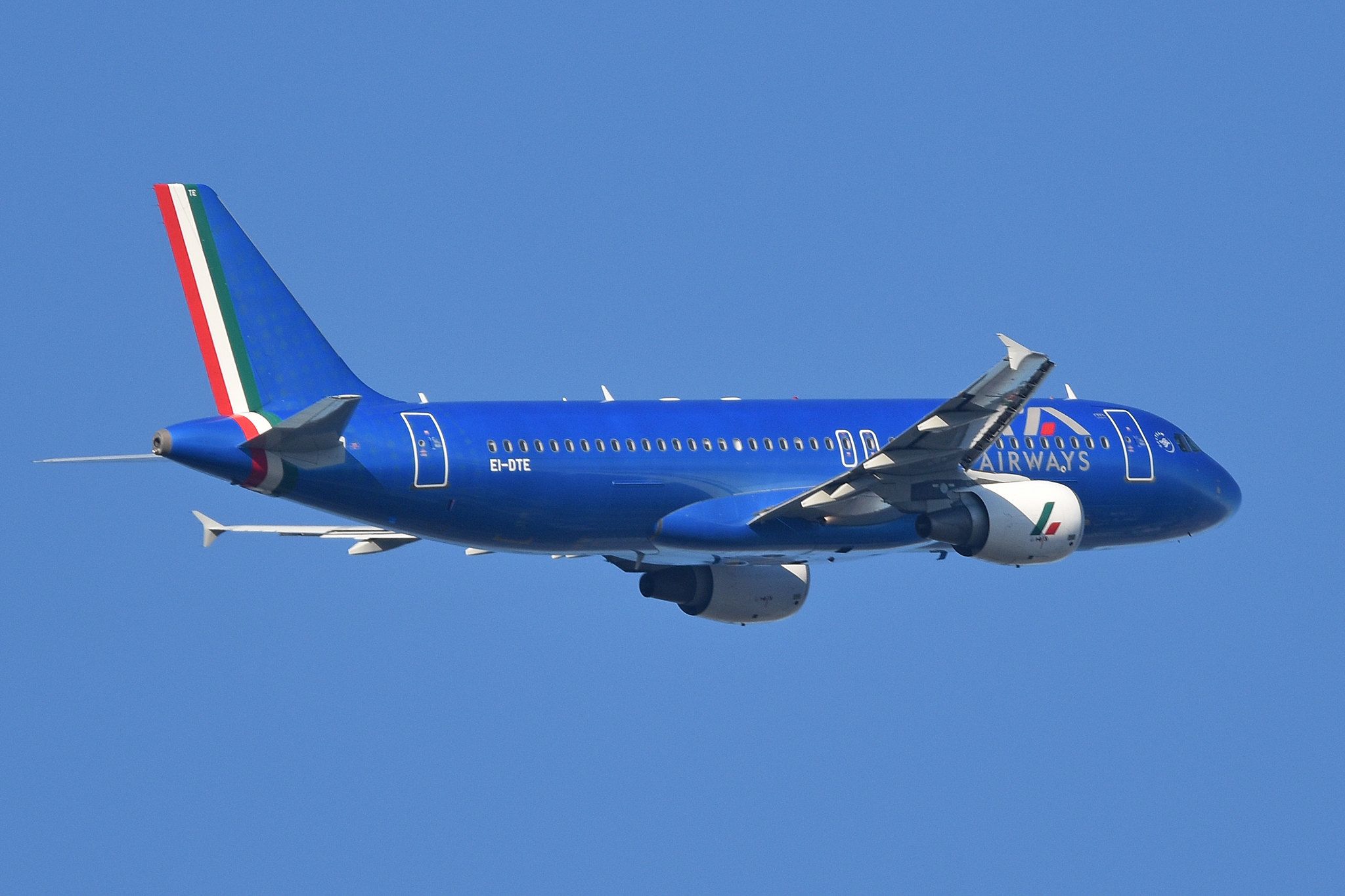Why Do Certain Italian Aircraft Have Irish Registrations?