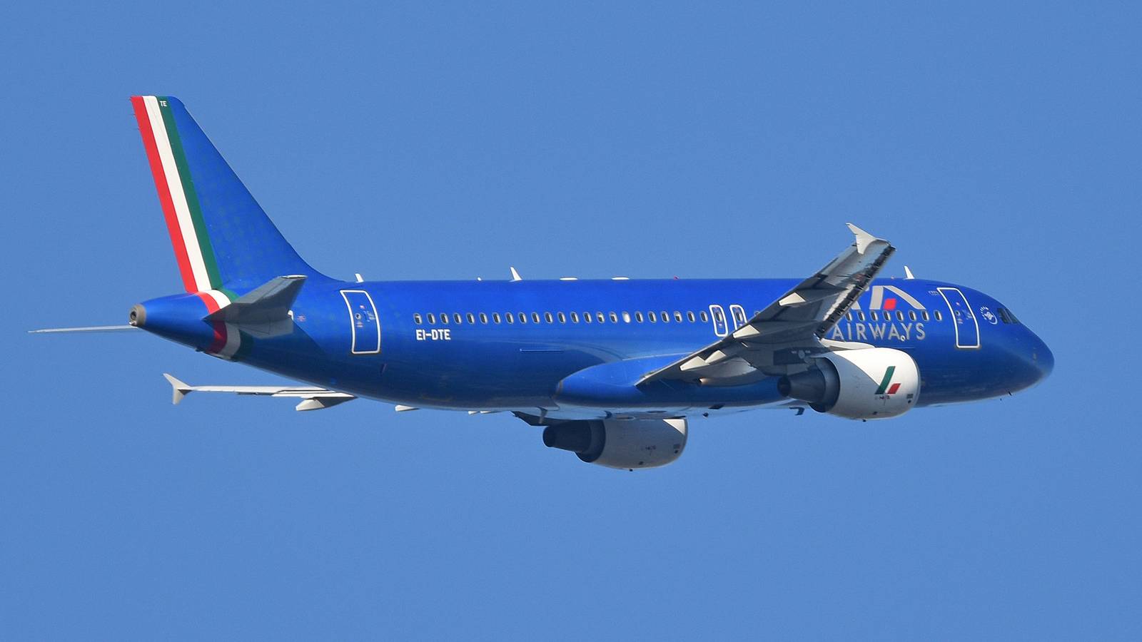 Why Do Certain Italian Aircraft Have Irish Registrations?