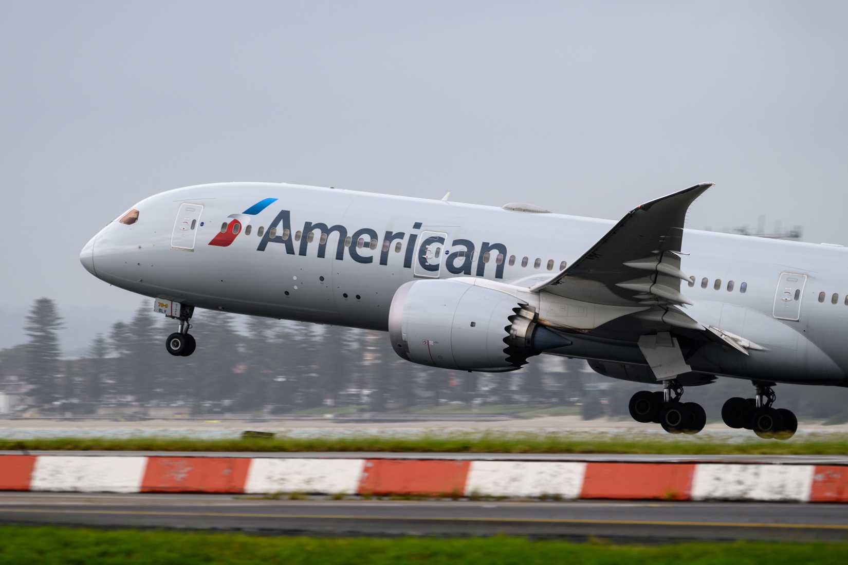 An American Airlines Boeing 787-9 taking off.