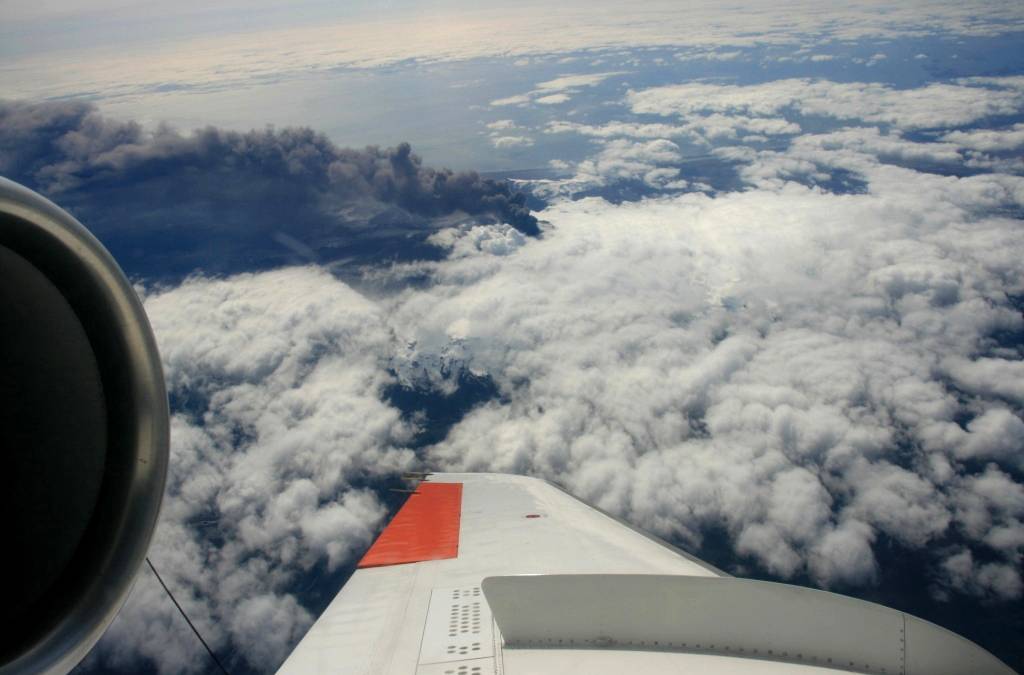 How Airline Pilots Handle Volcanic Ash