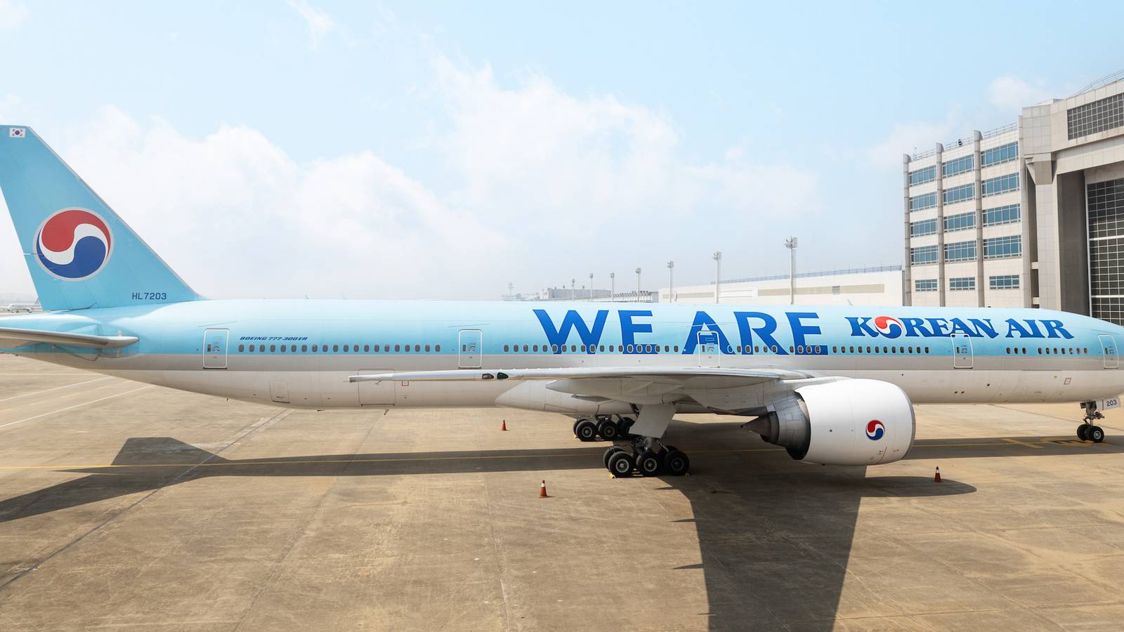 Korean Air Unveils Special Boeing 777 Dedicated to Employees