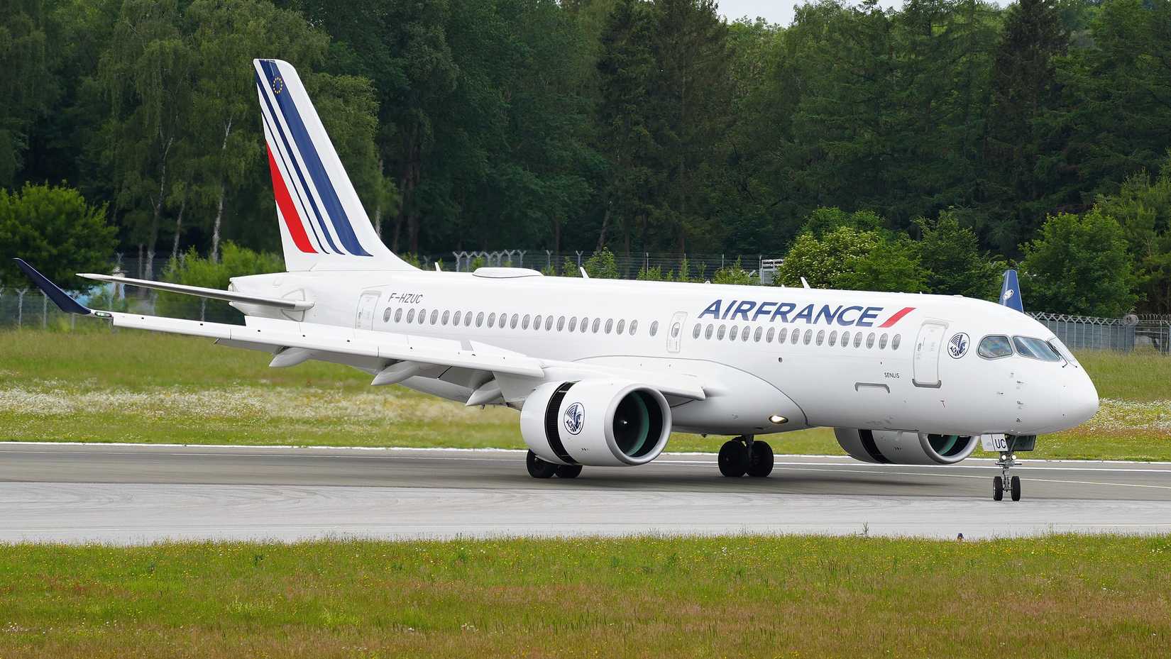 Air France A220-300 rolling out after landing
