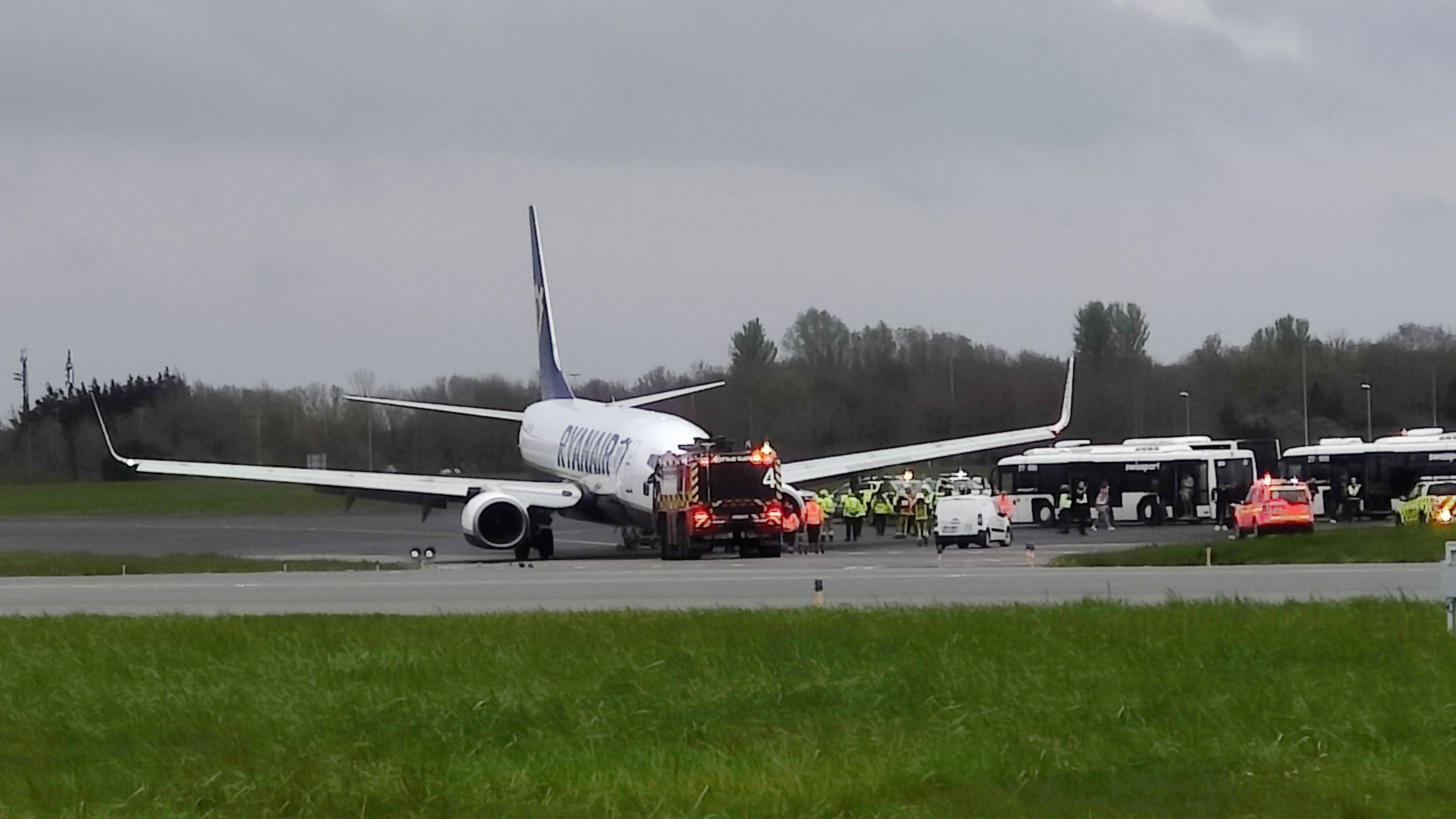 Ryanair 737’s Nose Wheel Malfunctions Upon Landing In Dublin