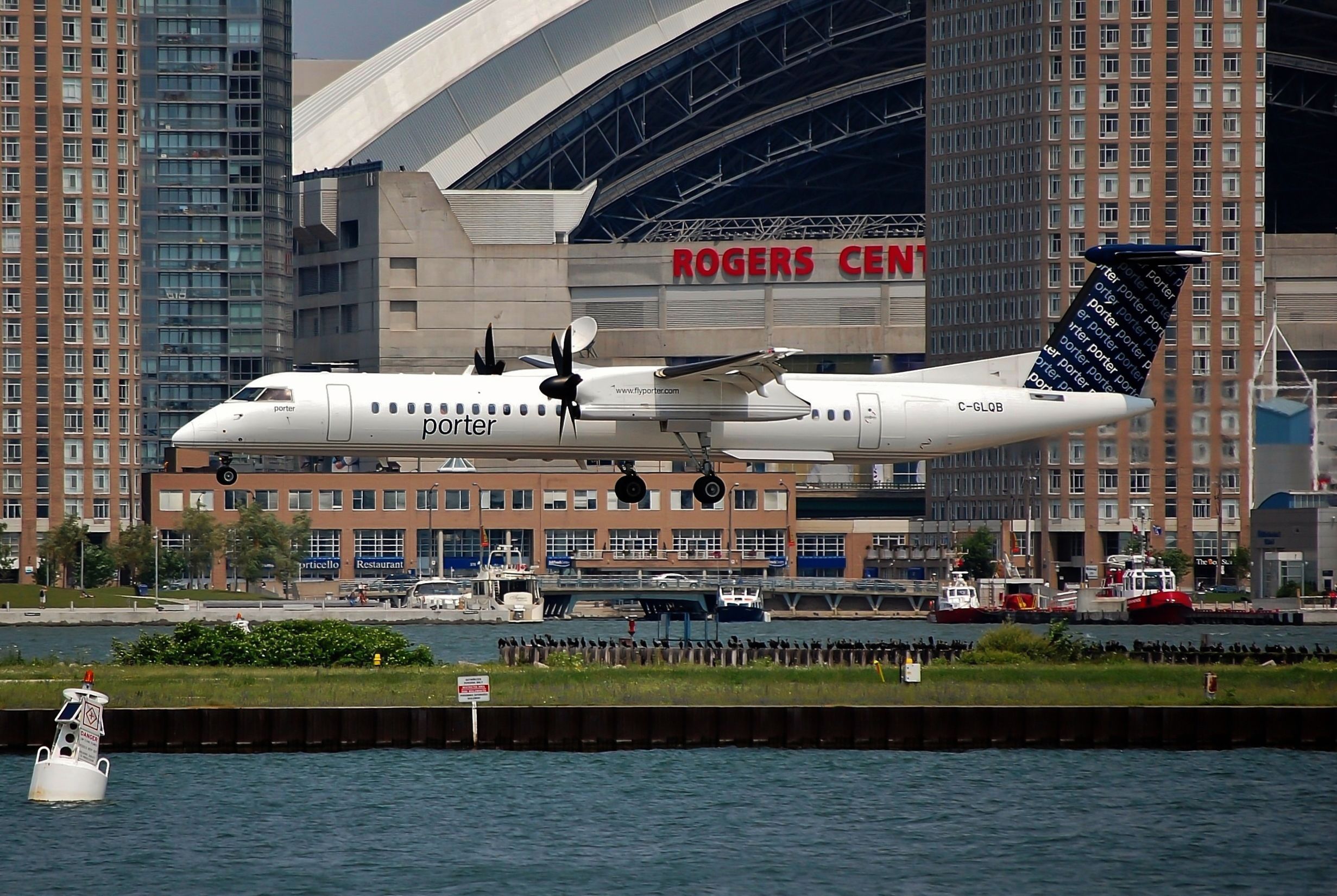 Porter Airlines DeHavilland Canada Dash 8-400 Overruns Runway In Ontario