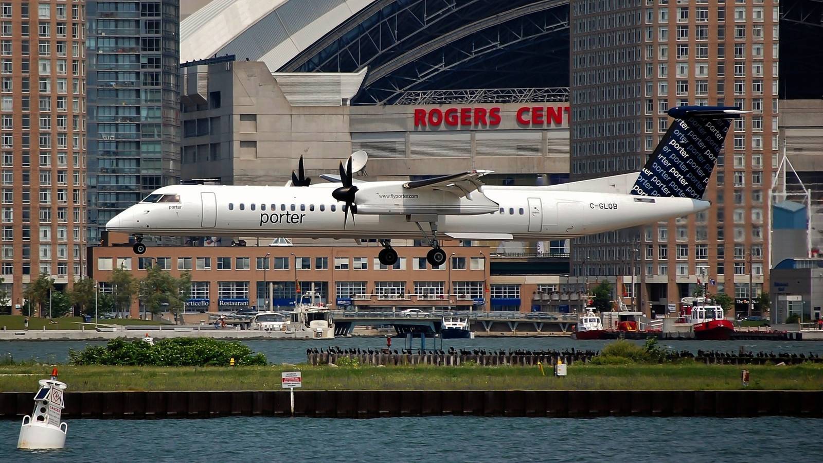 Porter Airlines DeHavilland Canada Dash 8-400 Overruns Runway In Ontario