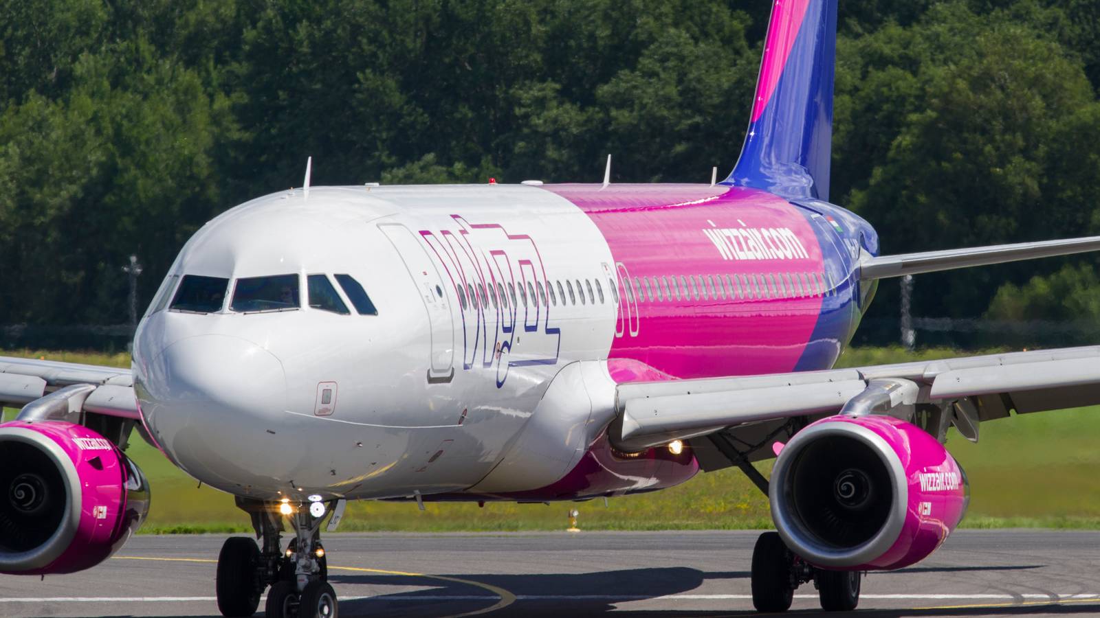 Police Remove Passenger From Overbooked Wizz Air Flight In Oslo