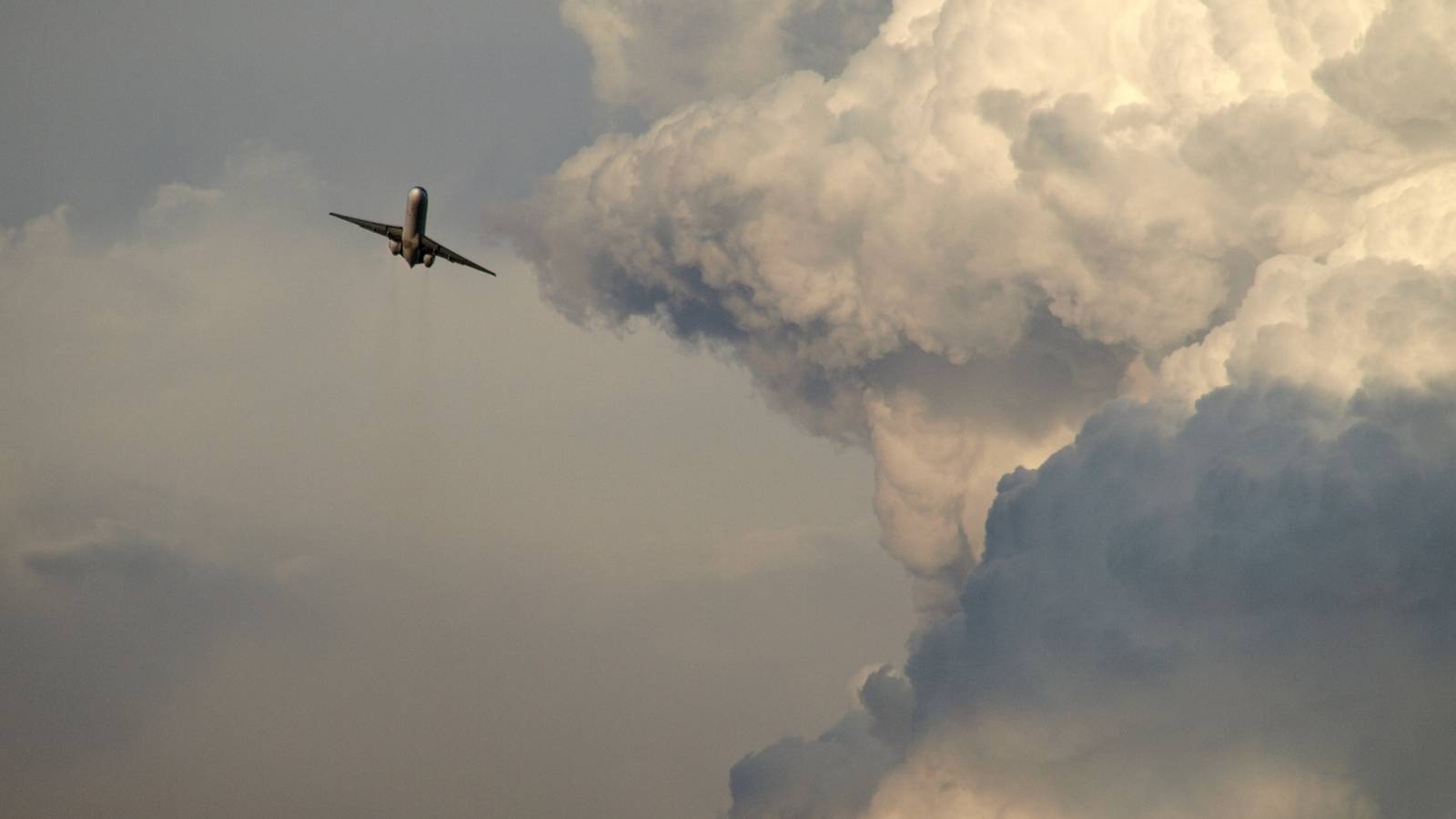 Russia Warns Air Operators Of Erupting Volcano