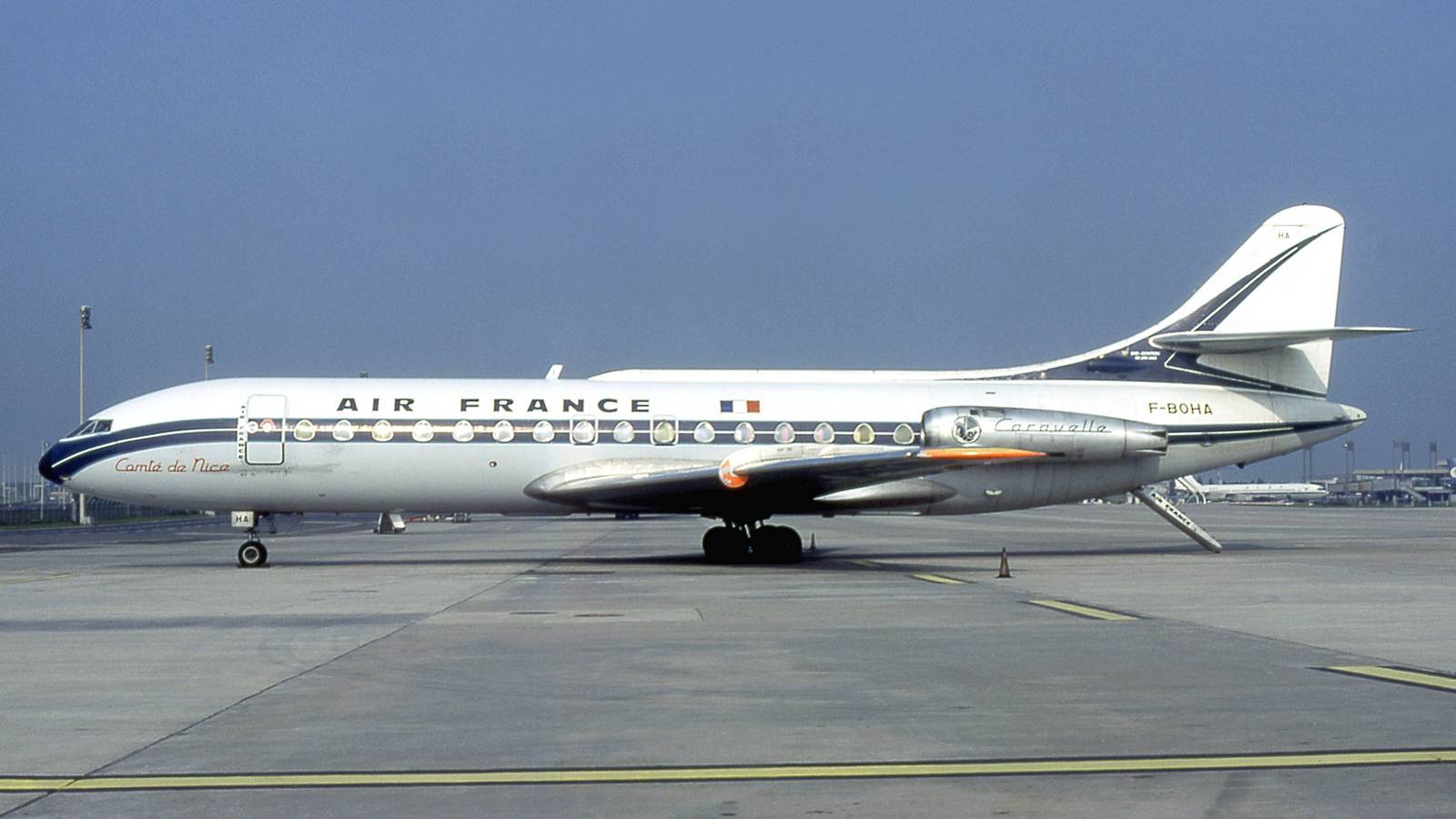 History: Why Did The Sud Aviation Caravelle Have Triangular Windows?