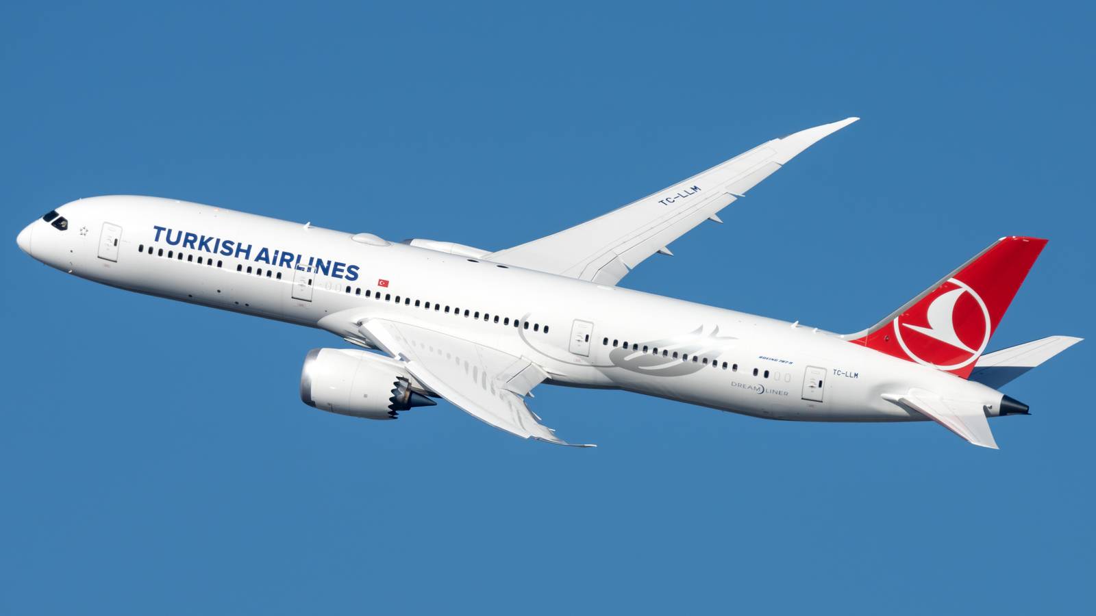 Ronaldinho, Cafu & Steven Gerrard Fly Business Class In Turkish Airlines' UEFA Champions League Film