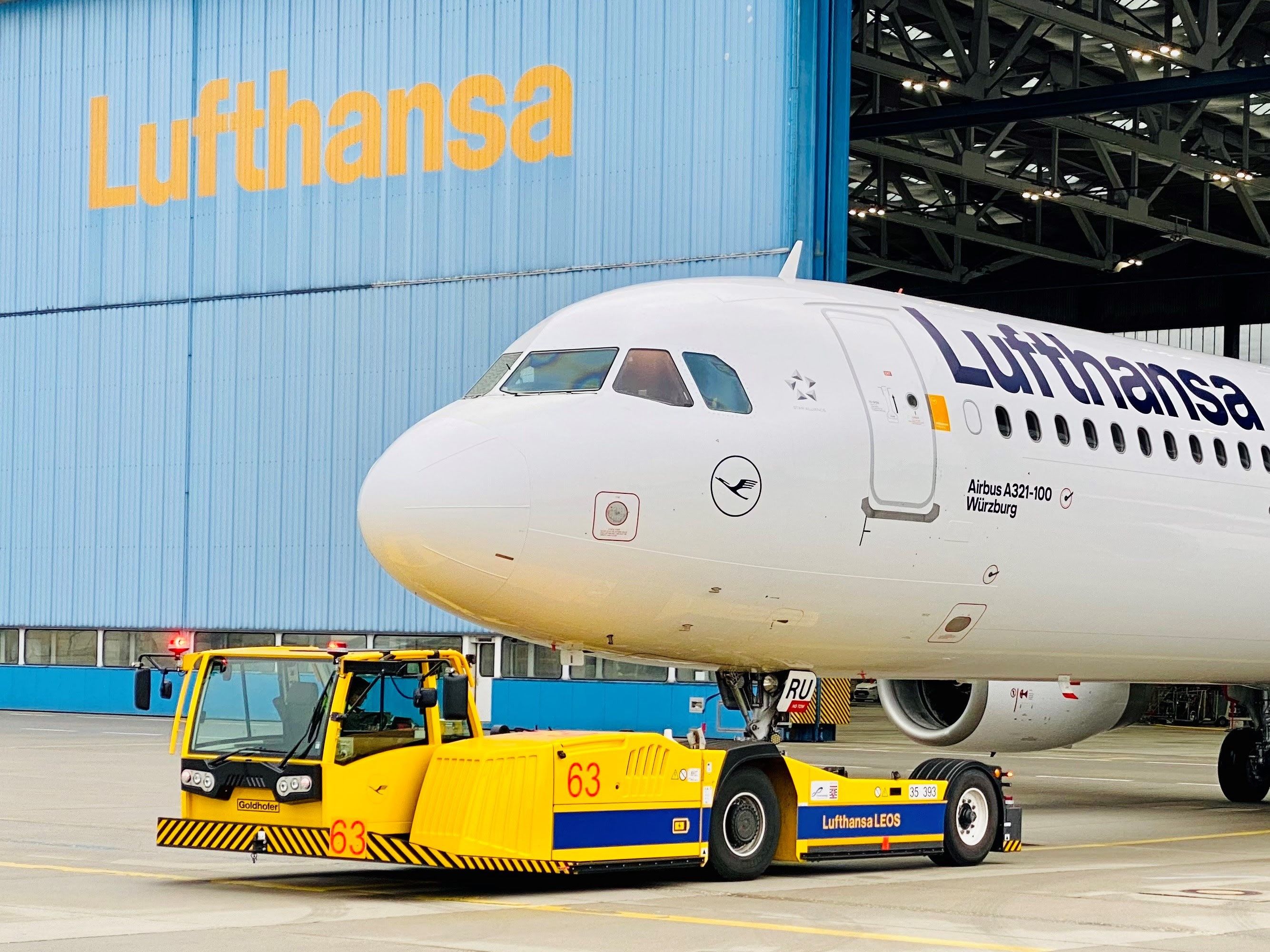 Lufthansa Now Has 2 Electric Tow Vehicles In Frankfurt