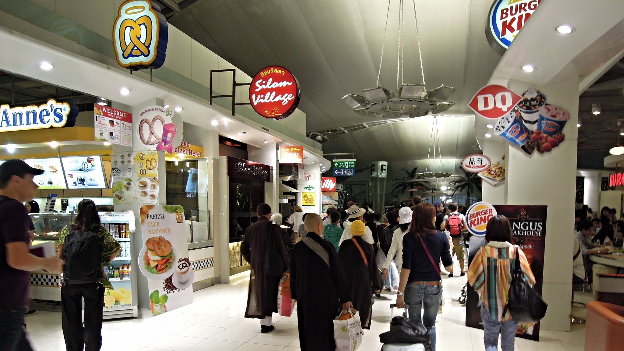The Reasons Behind The High Cost Of Food & Drink At Airports