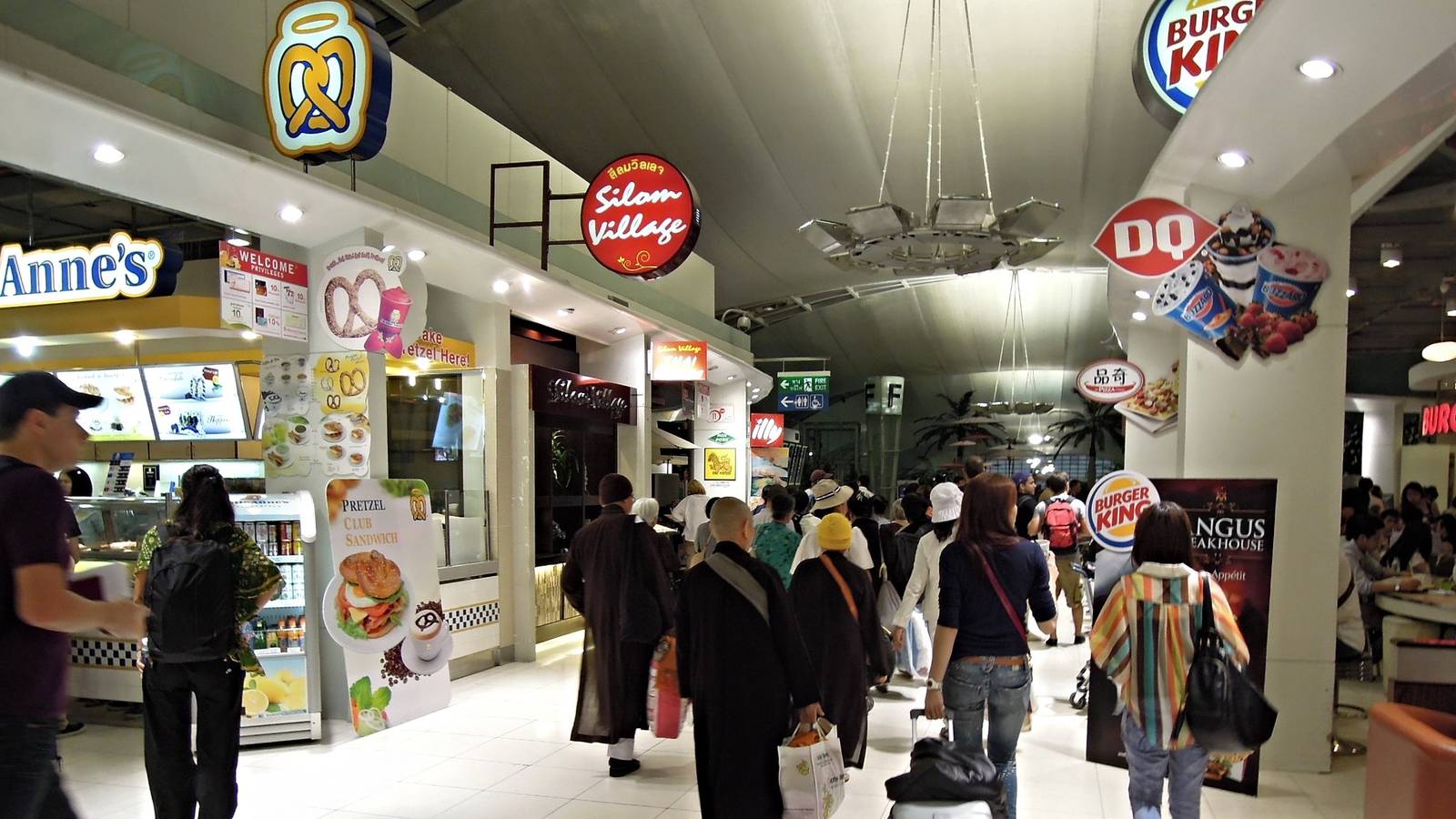 The Reasons Behind The High Cost Of Food & Drink At Airports