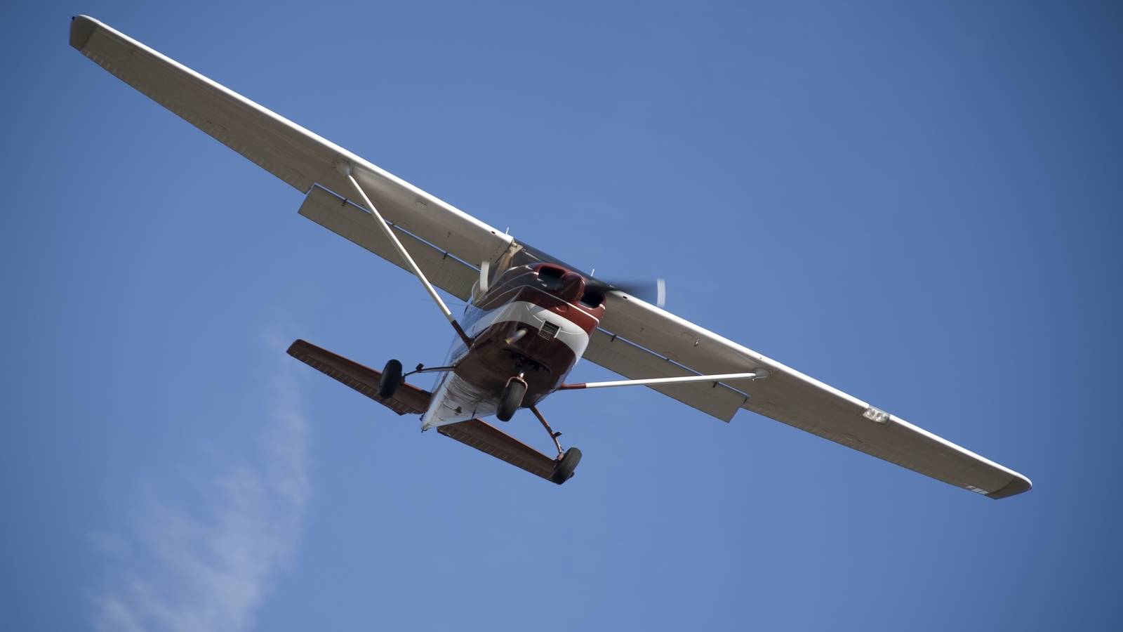 Cessna 172 Crashes Into Building Near Long Beach Airport