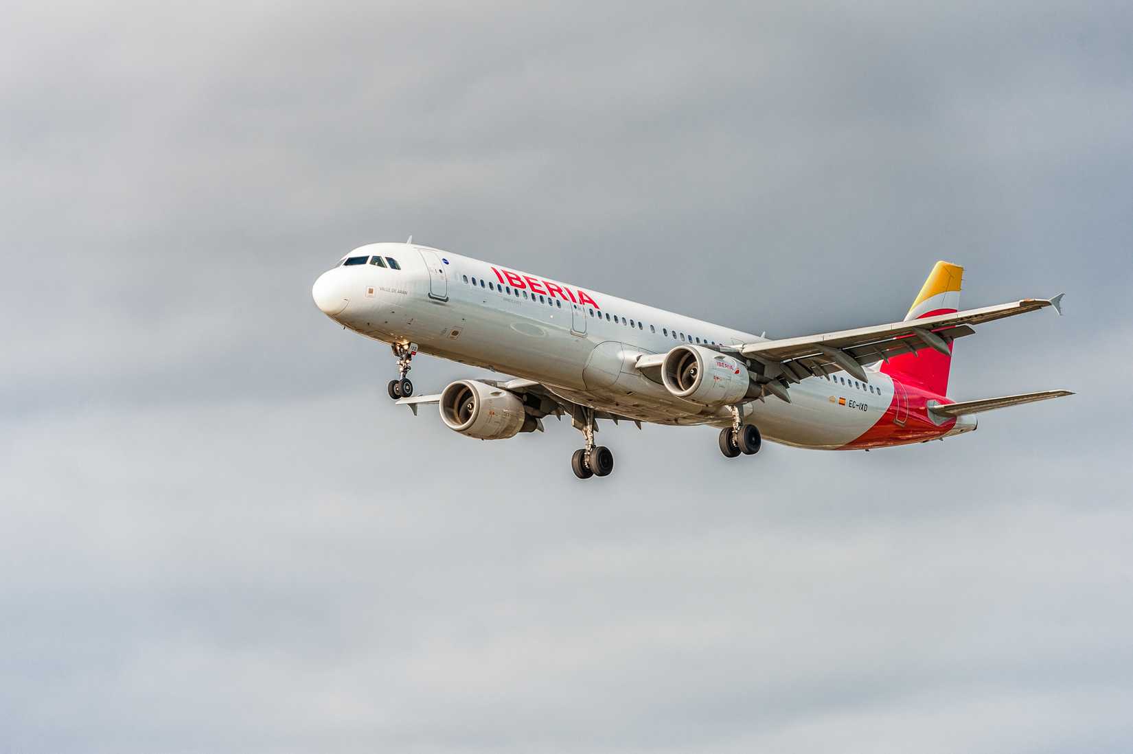 An Iberia A321 landing in Heathrow 